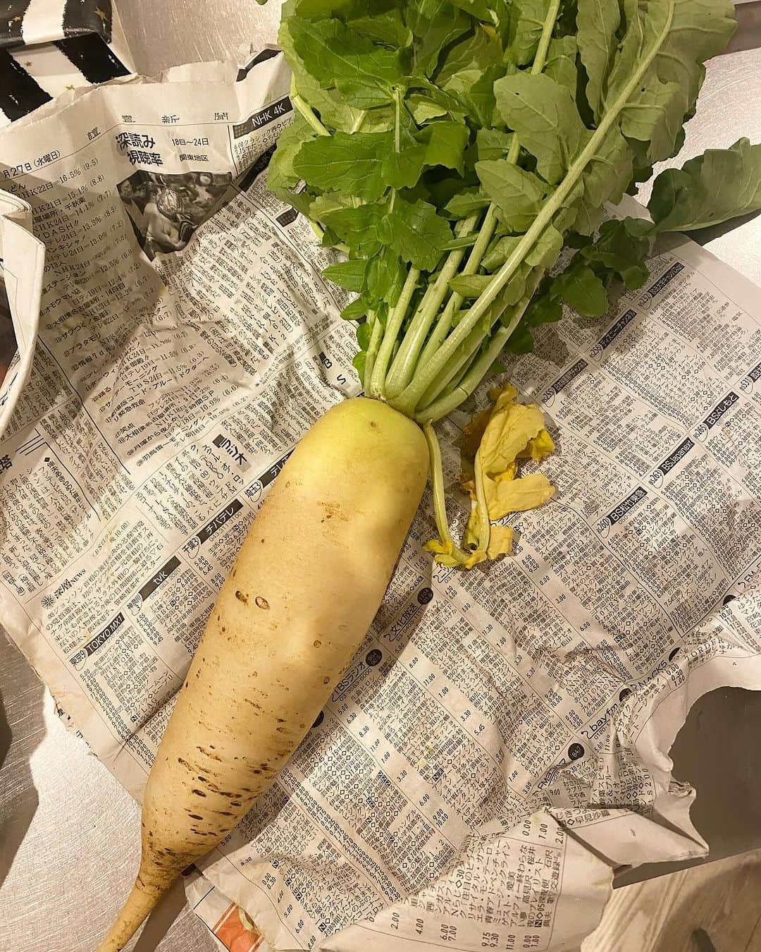 仁科仁美のインスタグラム：「息子さんが持ち帰ってきた大根♡  野菜を食べない息子さんが食べたいと言ったから、大根を甘めに炊いたのとご飯のお供♡  今から食べさせてみよう！！果たして食べるのか？？」