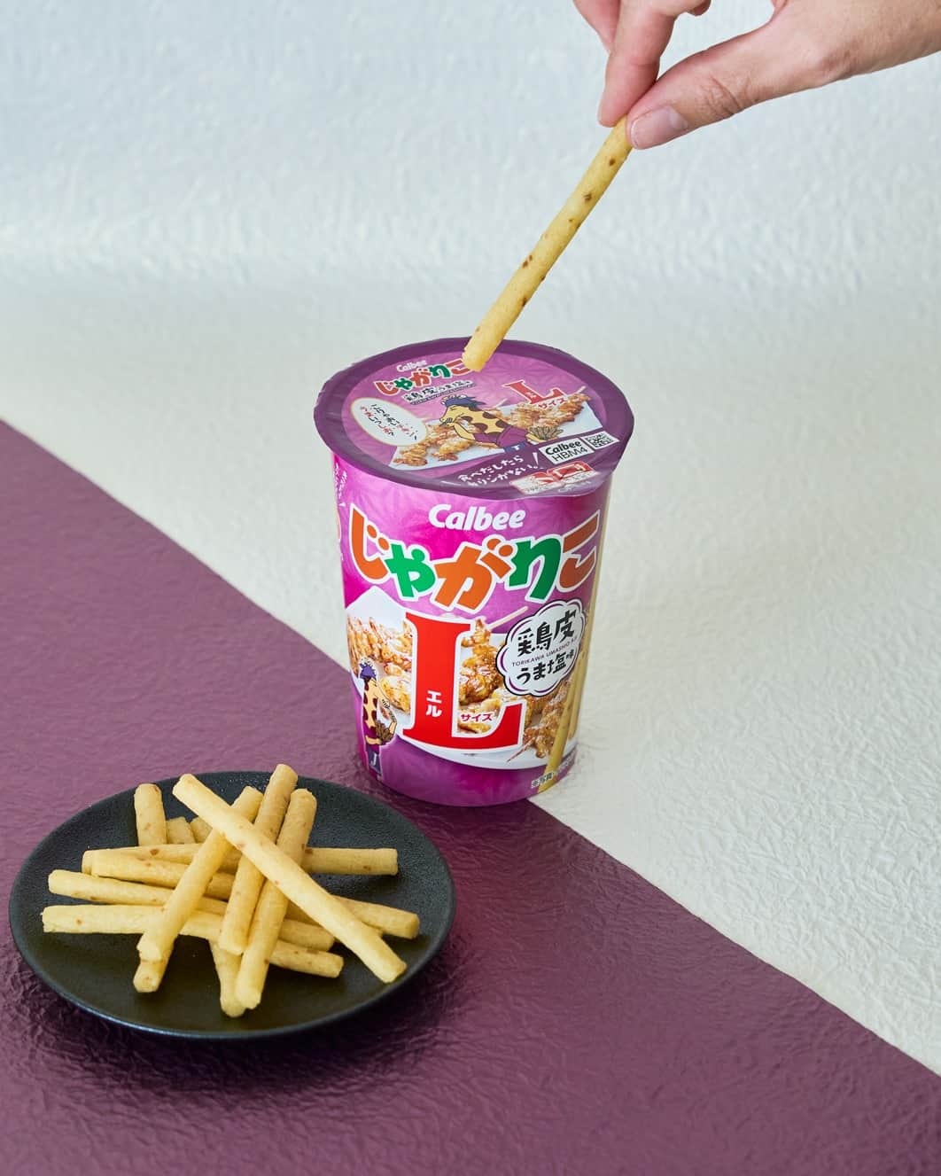 カルビーのインスタグラム：「『じゃがりこ 鶏皮うま塩味 Lサイズ』 LongでLarge！「もうちょっと！」の気持ちにこたえたLサイズの“じゃがりこ”シリーズ！ 炭火で焼き上げた香ばしい鶏皮を再現♪こってりとした鶏の脂の旨味が噛むほどにジワジワと広がります。 ＊全国のコンビニで期間限定販売中です。  #calbee #カルビー #じゃがりこ  #Lサイズ #鶏皮うま塩味  #鶏皮 #うまい #旨い  #塩味 #焼き鳥 #炭火  #おやつ #おつまみ  #ビール #チューハイ  #レモンサワー #サワー  #満足 #じゃがりこ新味  #じゃがりこ好きと繋がりたい  #じゃがりこ探検隊 #じゃがいも  #クリスマス #おうちのみ  #家のみ  #コンビニ限定  #じゃがりこ好き  #いつものサイズよりロングでラージ」