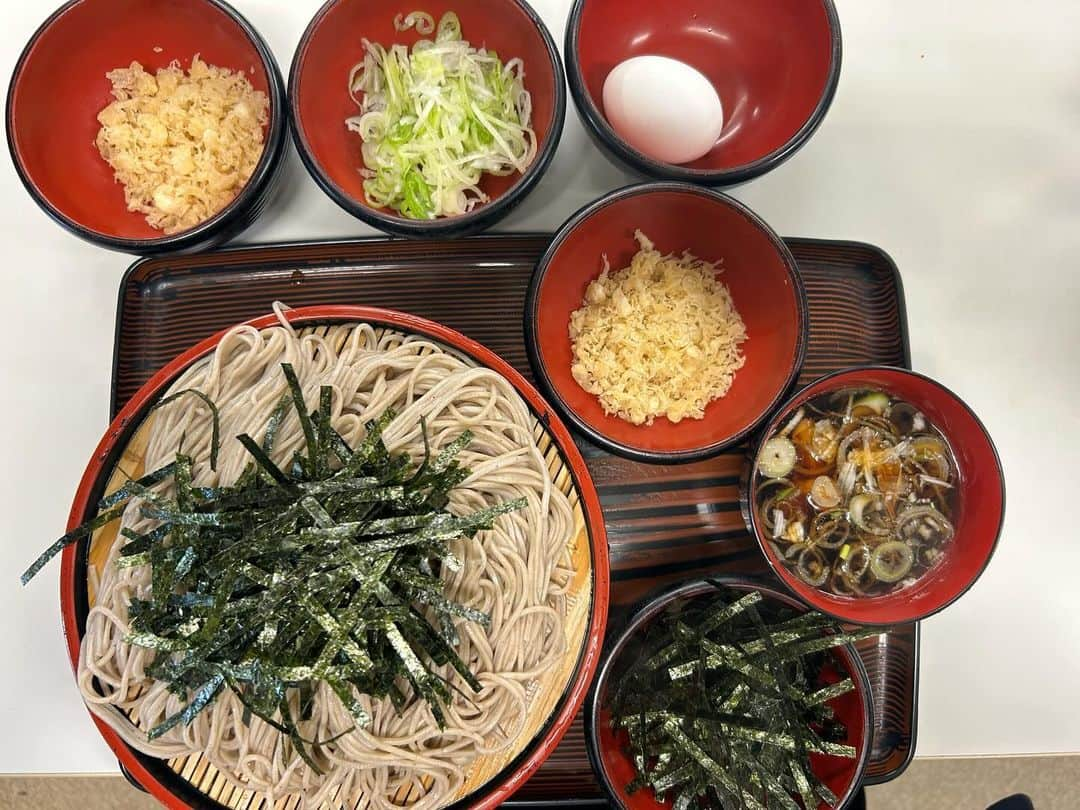 井林辰憲さんのインスタグラム写真 - (井林辰憲Instagram)「. バタバタで#参議院 の食堂  #一茶そば でお昼  もちろんいつもの  #さる に#鶏汁 #ネギ 追加   #あげ玉 はダブル！  そして裏メニューの#のり   完璧！  しかし、もりそばは340円  トッピングのノリは60円。  ざるは410円。  足し算が合わない。。。  #井林ふらり  #国会らいふ」12月14日 18時06分 - ibayashi.tatsunori