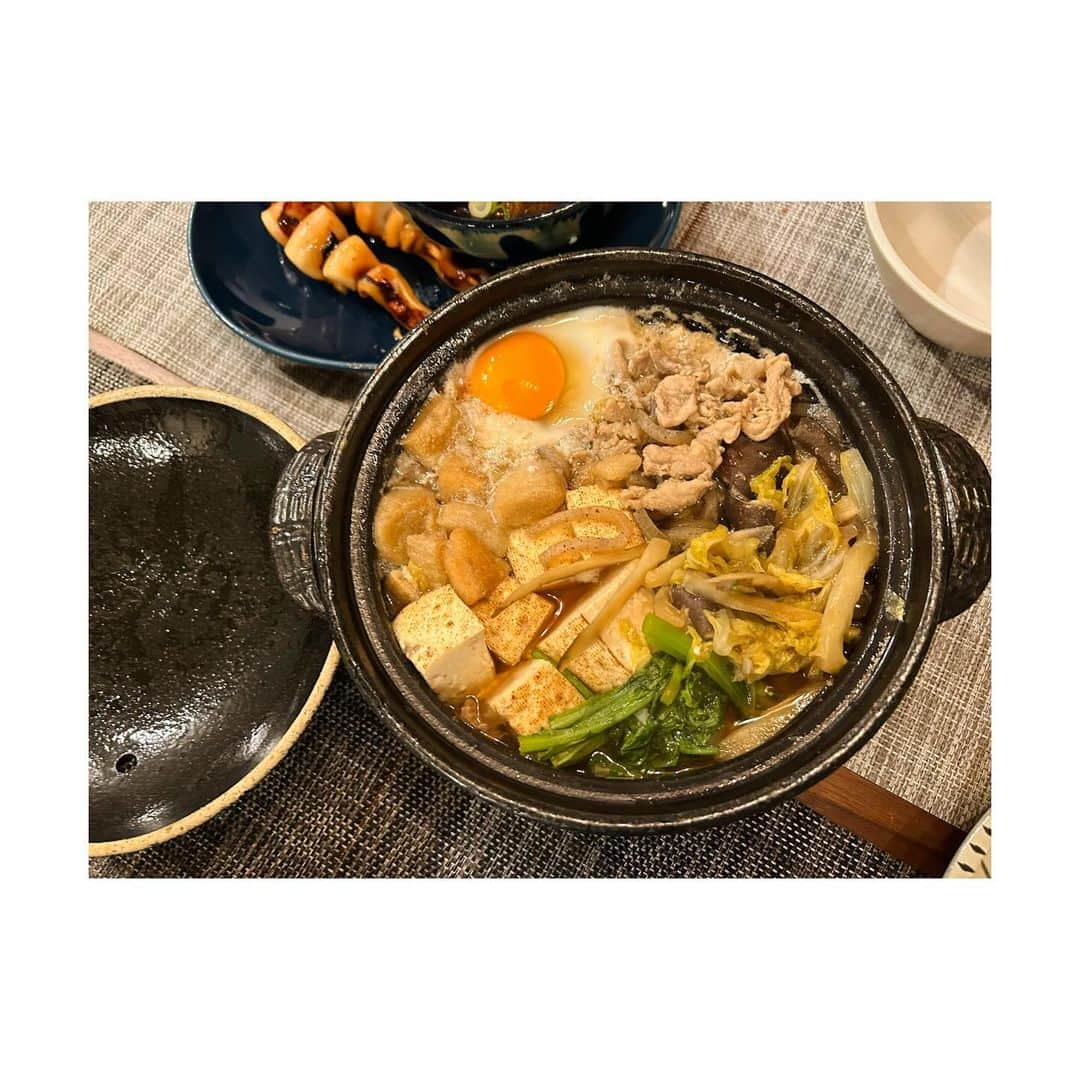 三倉茉奈のインスタグラム：「昨日の晩ご飯。 肉どうふ。すき焼き的な。 でもお安さから豚肉で。あとは焼き豆腐、白菜、お麩、ごぼうなど。 1人用の土鍋が結構使える。鍋焼きうどんとか。  今日はご飯どーしよっかなーー #おうちごはん #献立」