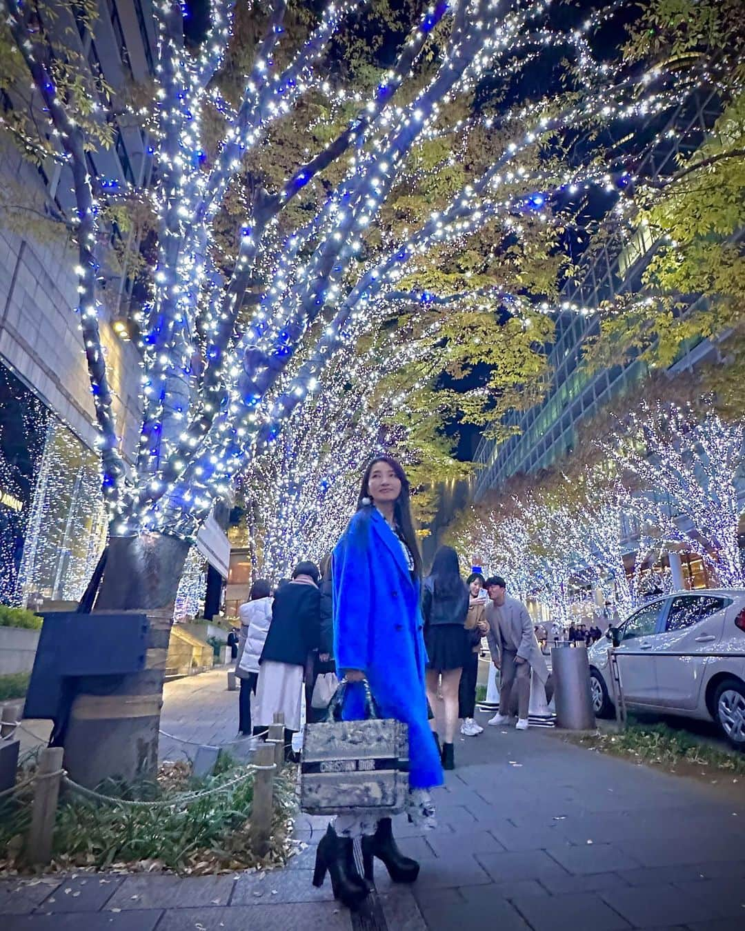 マキろんさんのインスタグラム写真 - (マキろんInstagram)「クリスマスの準備進んでますか❓ イルミネーション いろんなところでやってるから すごい人だ〜💦  早く行動したくても 渋滞にハマったりして 普段より早く行動しなきゃいけないのに 普段よりいろんなところが 混み合ってるから⚠️要注意だね‼️  早めに出たり トラブルがあったら 回避できるように 計画に入れておかないとだね😊✨  昨日新月で来年の目標を 書き出して、すごーく 頭が整理できたよ✨😌 ゴールを定めるってほんと大事‼️  いつも前向きで頑張ってる みんながいてくれて 改めて自分の環境に感謝します✨  #年末年始　#クリスマス前 #渋滞注意　#いつもより早めに行動 #新月の願い事　#環境に感謝 #人脈に感謝」12月14日 16時49分 - chieyamauchi