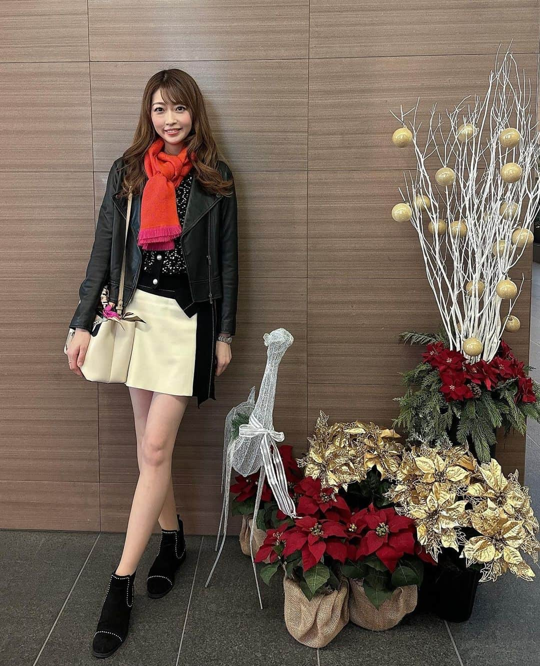 三浦真理子のインスタグラム：「. クリスマスの飾り可愛いと撮っちゃう😍笑 . 周りに少食と思われる事が多いのですが、よく食べるしお酒も飲みますよ〜😋🎶 . 特別な事やってるの？と言われるけど、白米ではなく玄米を食べたり、寝る前は着圧ソックス履いてる事かな😆 . . #pleasefollowme #instagood #福岡女子 #いいねしてね #高身長女子 #脚 #脚フェチ  #christmas #天神 #🎄 #オブジェ」