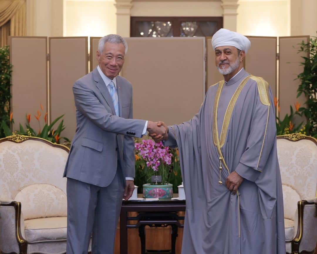 リー・シェンロンさんのインスタグラム写真 - (リー・シェンロンInstagram)「Pleased to call on His Majesty Sultan Haitham Bin Tarik of Oman today. His Majesty’s is the first-ever State visit by an Omani Sultan here.  His Majesty shared about Oman’s plans to build up its renewable energy, logistics, and other sectors. Singapore is happy to explore opportunities with Oman for our mutual benefit.  Both our countries are maritime nations straddling strategic waterways. We both recognise the importance of a rules-based international order, multilateralism and open trade. Earlier this year we stepped up ties through the Singapore-Oman Strategic Dialogue and the upgrade of our diplomatic representation.  As a member of the Gulf Cooperation Council (GCC), Oman participates in the Council’s Free Trade Agreement with Singapore (GSFTA). Singapore looks forward to working with Oman towards the upgrade of the GSFTA together with our other Gulf partners.  I wish His Majesty a productive visit to Singapore. – LHL   (MCI Photo by Betty Chua)」12月14日 16時42分 - leehsienloong