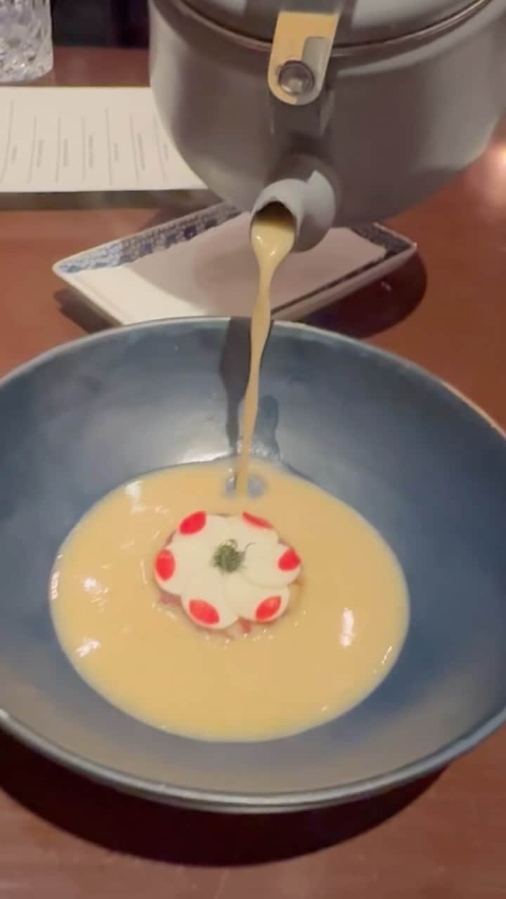 mori_no_tsukueのインスタグラム：「伝統と革新のタイ料理 Modern-Thai Cuisine “Saawaan”  located in the heart of Bangkok Saawaan（サワン）は2019年のオープン直後に初のミシュランの星を獲得(@saawaanbkk) 【Boiled】  具沢山スープのような新しい一品。温かいお皿に盛られた美しい牛肉を、注がれたスープで完全に崩して作るスタイルは、まるで化学のような面白さ。タイ人も大絶賛のスープ。 【CHARCOAL】 【DESSERT】 ⚫︎天国のライチクリーム、サクサクのエシャロットチュイル、爽やかなジンジャークリームのソムサパフェ。  ⚫︎ピーナッツチョコレート ⚫︎タイ産ベールクリームの「ミルフィーユ」 ⚫︎シュークリーム「ライチ」、 ⚫︎ノコギリパクチーカードとキュウリのローストライストタルト「ラブタルト」 #modernthaicuisine #Saawaan」