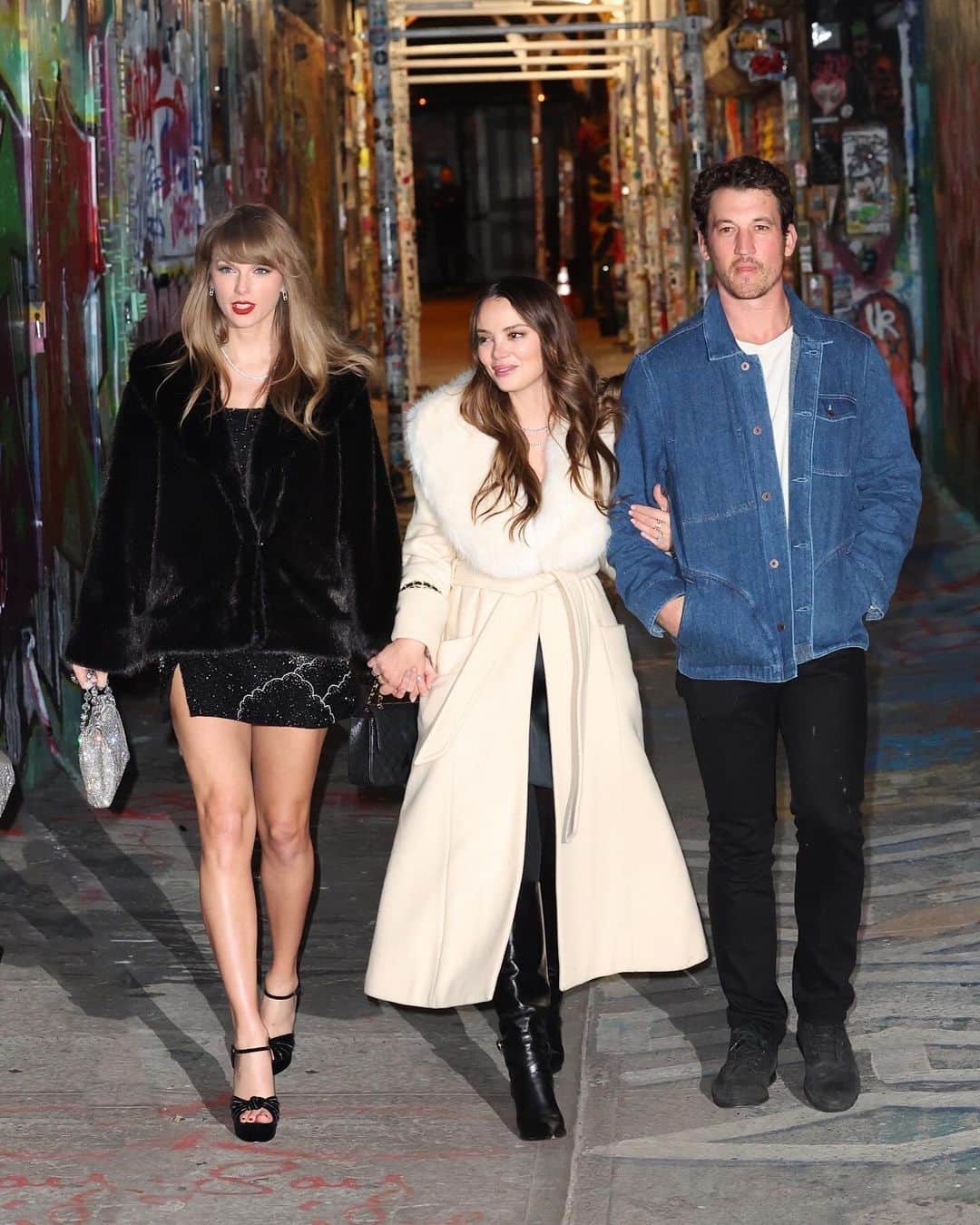 Just Jaredのインスタグラム：「Taylor Swift walked hand-in-hand with Miles Teller’s wife Keleigh Sperry while out and about in New York City for her 34th birthday tonight. Other stars who joined the party included Zoe Kravitz and Sabrina Carpenter. That’s barely scratching the surface, though. Tap this pic in the LINK IN BIO for the full rundown! #TaylorSwift #MilesTeller #KeleighSperry #ZoeKravitz #SabrinaCarpenter Photos: Backgrid」