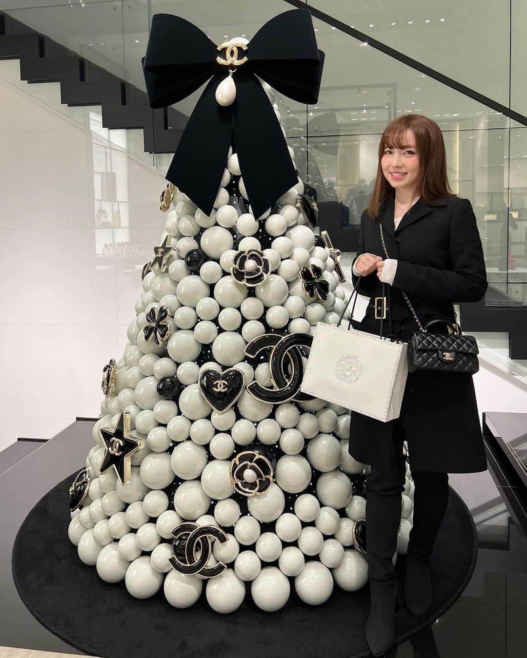 早川愛のインスタグラム：「🖤🖤🖤  CHANEL CHRISTMAS TREE🖤🖤🖤 @chanelofficial   シャネルのクリスマスツリーかわいすぎるるる🖤🖤🖤  ・  #CHANEL #シャネル #christmastree #クリスマスツリー」