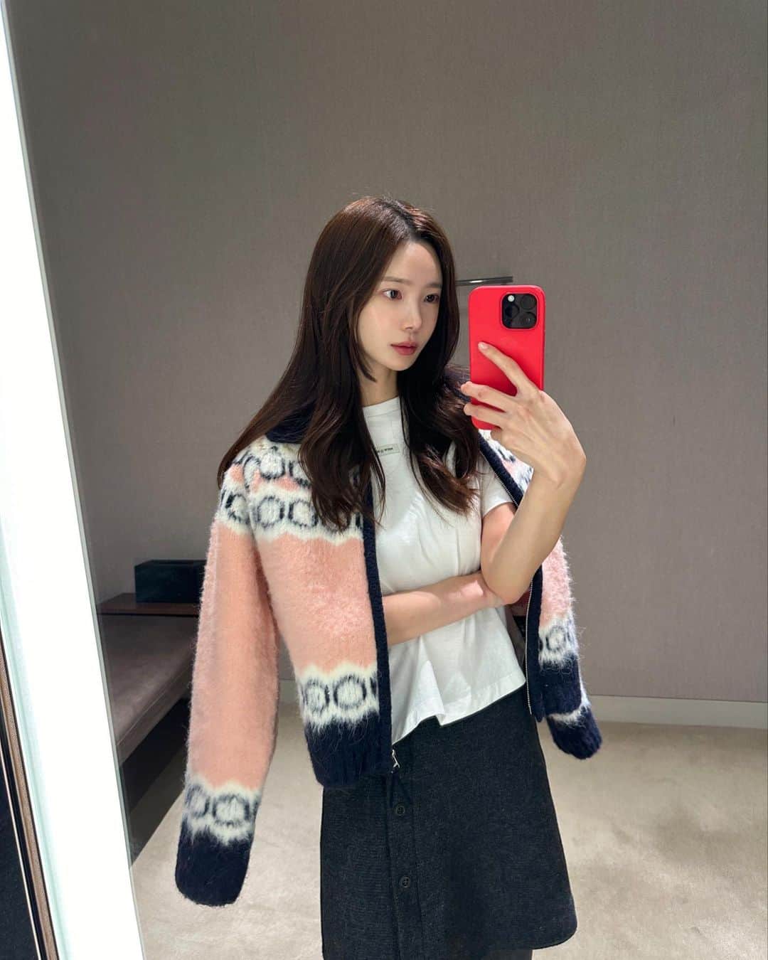 キム・ミニのインスタグラム：「귀여운 알프스 패턴의 헤어리한 질감의 눈송이같은 집업,  노르딕 스노우 집업은 오늘 밤 8시 🕗 프리뷰는 어제부터 올라와 있어서 미리 보실 수 있어요  🎀  흰 티에 툭 걸치면 유니크한 블랙-핑크 조합과  소녀스럽고 로맨틱한 소라-모카의 조합   부드럽고 보송보송한 질감을 극대화한 헤어리함이 패턴과 잘 어우러져 절대 과하지 않은 포인트 아우터가 됩니다😚  핏은 내추럴하게, 소매 길이는 길게 더 귀염뽀짝한 핏으로,   부드럽고 여유롭지만 짜임이 쫀쫀하고 느슨하지 않아 짜임새가 아주아주 튼튼해서 쉽게 올이 풀리지 않는 원단이에요.  두께감도 도톰한 편이라 느슨한 니트 소재보다 도톰하고 탄탄한 니트 소재 선호하시는 분들은 무조건 마음에 쏙 드실 거예요.  🧚🏻  노르딕 집업은 스페셜 에디션으로 단 한 번만 진행하는 한정판이니  눈여겨보셨다면 오늘 밤 여덟시에 꼭 와주세요!!!🥰🎈」