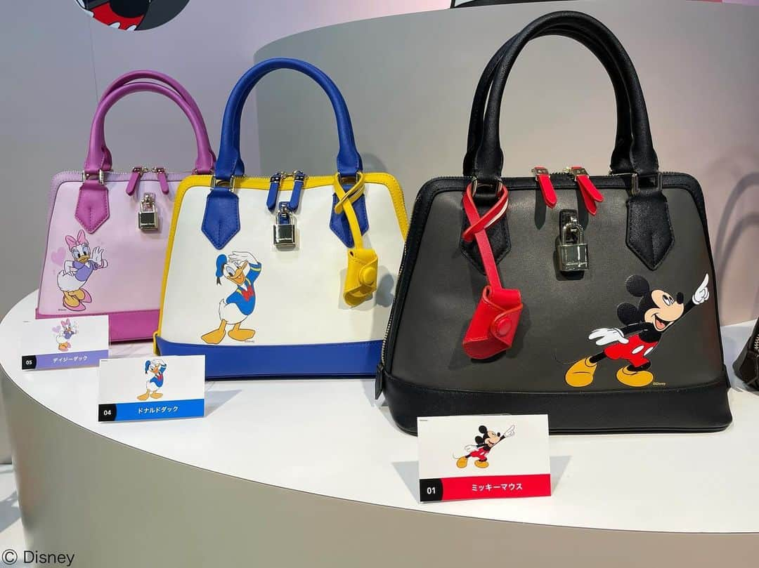 ISETAN PARK netのインスタグラム：「Disney100 THE MARKET in 伊勢丹新宿店    「ディズニー100」をテーマにしたデザインの限定アイテムをはじめ、ディズニー100周年記念作品 ディズニー・アニメーション最新作『ウィッシュ』のアイテムもラインナップ💫  ディズニー、ピクサー、スター・ウォーズ、マーベルの愛されるキャラクターたちにインスパイアされたバラエティ豊かな商品が勢ぞろいします。  伊勢丹新宿店先行販売や三越伊勢丹限定アイテム、日替わりお買上げノベルティやフォトスポットなど盛りだくさんの内容でお届けします。    Disney100 THE MARKET in 伊勢丹新宿店  ■開催中〜12月20日(水)※最終日午後6時終了  ■本館6階 催物場  ※数量に限りがある商品もございますので、品切れの際はご容赦ください。  🛒一部の商品は三越伊勢丹オンラインストアでも取り扱い中です。     詳しくは @isetan_shinjuku ストーリーズハイライト「POP UP」  https://www.mistore.jp/shopping/event/shinjuku_e/disney100_10    @disney    #Disney #Disney100 #ディズニー #ディズニー100 #ディズニーキャラクター #ディズニーアニメーション #ディズニーグッズ #Disney100THEMARKET  #isetan #isetanshinjuku #이세탄 #신주쿠이세탄 #이세탄백화점 #イセタン #伊勢丹 #伊勢丹新宿 #新宿伊勢丹 #伊勢丹新宿店    【年末年始の営業について】   12月31日(日)は午前10時開店、午後5時閉店。尚、本館6階 催物場は午前9時開店、午後5時閉店、本館地下1階 食料品は午前9時開店、午後6時閉店。   2024年1月1日(月・祝)は店舗休業日とさせていただきます。   新年は、1月2日(火)午前10時から初売出し。午後7時30分まで営業いたします。」