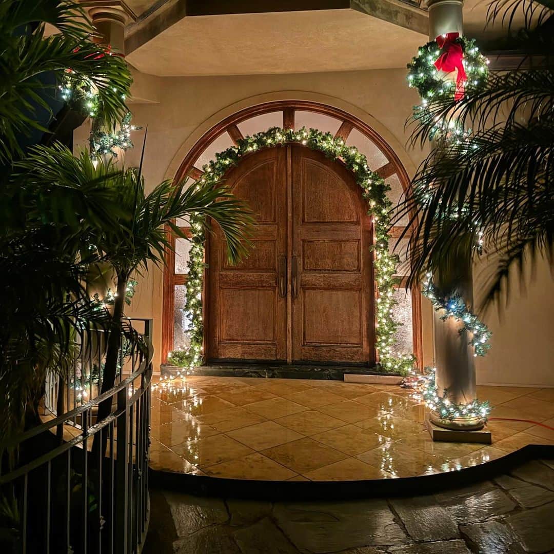 マキ・コニクソンのインスタグラム：「雨が降ると地面が濡れて ライトが反射する。  うちの玄関が凄くセクシー🫦になる瞬間。 やるなぁ… うちの玄関。😁  ではまた明日。良い夢を.. おやすみなさい… 🌙  #エアハワイ🌺  #コニクソンのクリスマス🎄  #うちの玄関 #クリスマス2023 #ハワイのクリスマス」