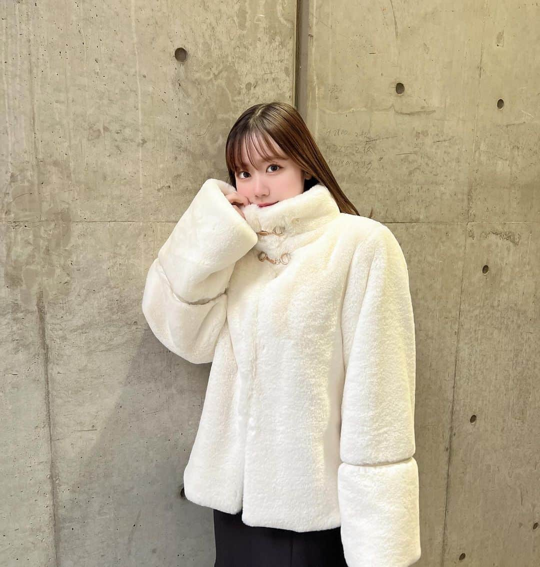 服部有菜さんのインスタグラム写真 - (服部有菜Instagram)「. もこもこファーアウター☁️🤍 ショートもミドルもあるの！ お気に入りの方見つけてみてね🍒 . . #dazzlin #ダズリン #ファー #冬コーデ」12月14日 17時02分 - yuna__0330.48