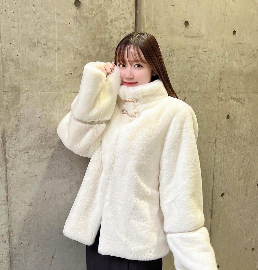 服部有菜さんのインスタグラム写真 - (服部有菜Instagram)「. もこもこファーアウター☁️🤍 ショートもミドルもあるの！ お気に入りの方見つけてみてね🍒 . . #dazzlin #ダズリン #ファー #冬コーデ」12月14日 17時02分 - yuna__0330.48