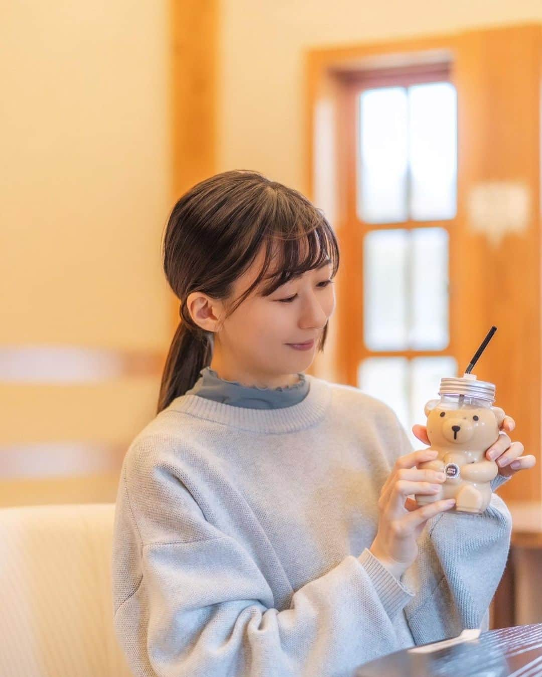 二見夕貴さんのインスタグラム写真 - (二見夕貴Instagram)「.  美味しそうなコーヒーとジェラート、 可愛いくまさんに惹かれて入ったカフェ🧸☕️🍨 くまさんたち可愛くて子どもに戻りました👧🏻  📷 @mfy_jpn   質感美しいショット😍🫶🏻  -  3枚目はディレクターさんが狙って写り込んだ 匂わせ風写真になっております😂🫰🏻笑 後々写真見て気づいたけど チョコマドレーヌくまさん2種類いた！🧸💓  #model #actress #dancer #cafe #teddybear #山梨散歩 #甲府 #テディベア #くまラテ #ジェラート」12月14日 17時04分 - yyyuki___