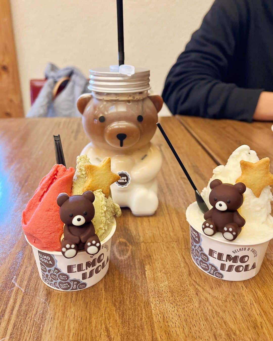 二見夕貴さんのインスタグラム写真 - (二見夕貴Instagram)「.  美味しそうなコーヒーとジェラート、 可愛いくまさんに惹かれて入ったカフェ🧸☕️🍨 くまさんたち可愛くて子どもに戻りました👧🏻  📷 @mfy_jpn   質感美しいショット😍🫶🏻  -  3枚目はディレクターさんが狙って写り込んだ 匂わせ風写真になっております😂🫰🏻笑 後々写真見て気づいたけど チョコマドレーヌくまさん2種類いた！🧸💓  #model #actress #dancer #cafe #teddybear #山梨散歩 #甲府 #テディベア #くまラテ #ジェラート」12月14日 17時04分 - yyyuki___