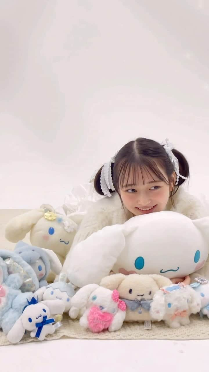 Seventeenのインスタグラム：「ゆなな×シナモロールラスト✨ 撮影ビハインドまとめ🎥👼🏻🩵  大量のシナモロールたちはぜーんぶゆななの私物🤍  #ST秋冬号 #Seventeen #セブンティーン #ST #STモデル  #STモ #ミスセブンティーン2023 #高比良由菜  #ゆなな #シナモロール #オフショ #可愛い女の子 #ホワイトコーデ #サンリオ #JK #高校生 #天使」