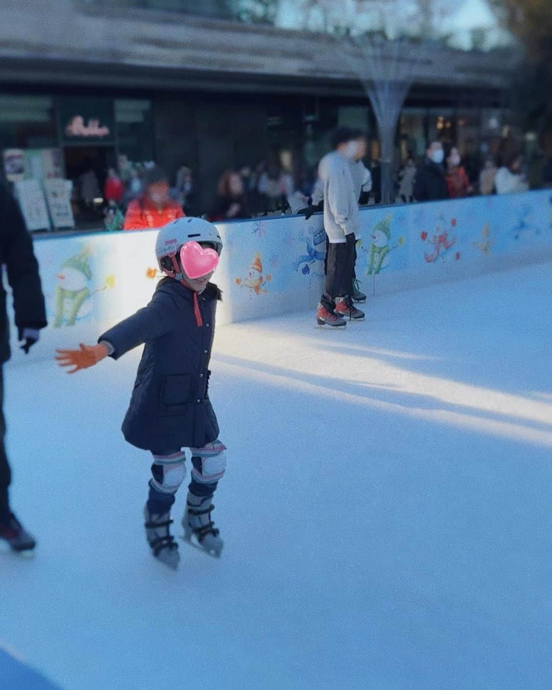 安めぐみさんのインスタグラム写真 - (安めぐみInstagram)「今日は今年最後の美容院へ☺️✨ ツヤツヤに、ありがとうございました🥰  そして最近スケートによく行っている娘です👧  #hair #年内最後の #ありがとうございます #スケート #私は外から見守っております☺️ #今日は寒かったですね❄️」12月14日 17時12分 - yasu_megumi_official