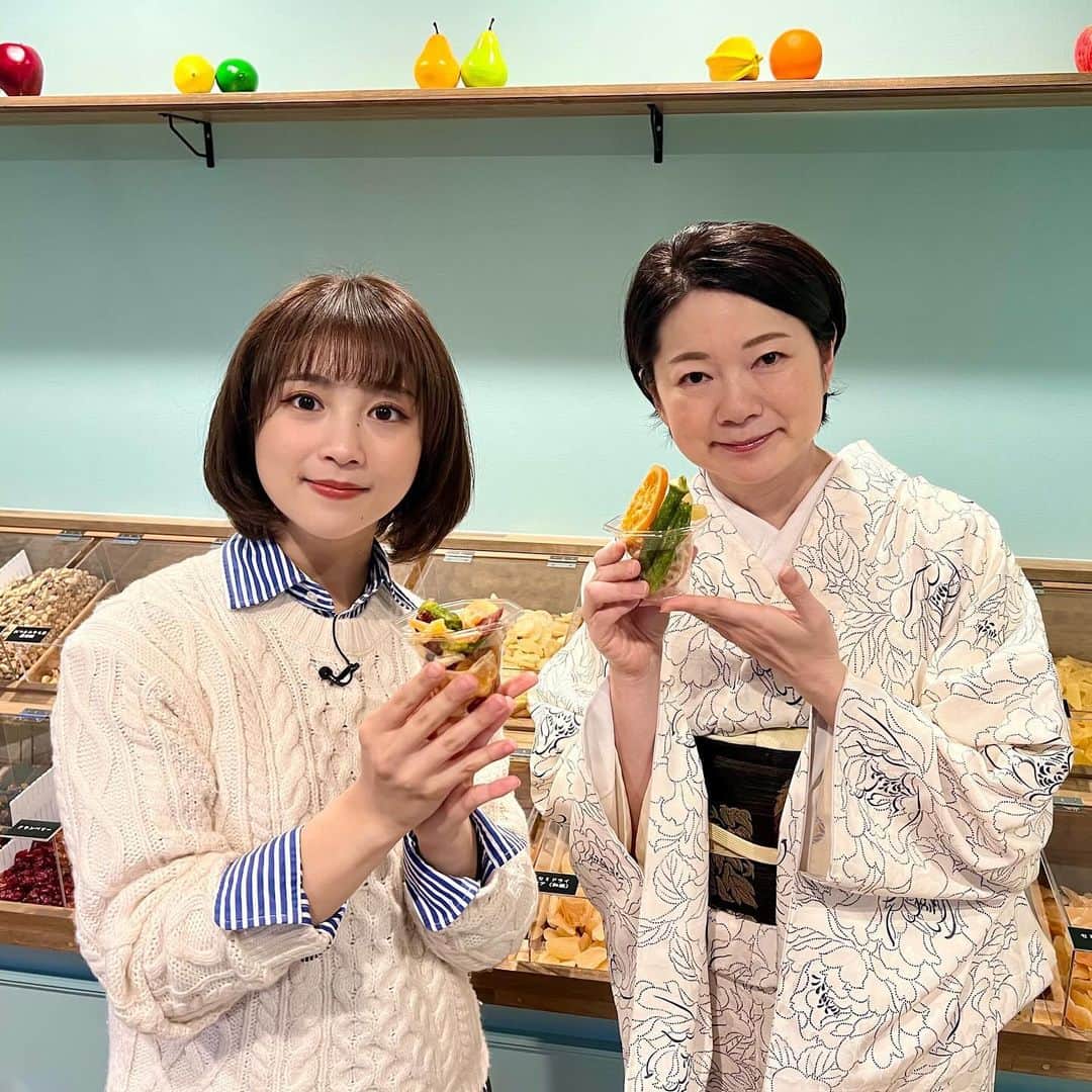 日高優希さんのインスタグラム写真 - (日高優希Instagram)「きょうの中継は月岡温泉にあすオープンの「新潟ドライフルーツ&ベジタブル 恵」からお伝えしました🍊🍐  2014年から1年に1店舗ずつ新たな専門店をオープンさせてきて、今回10店舗目となるそう…！  およそ35種類のドライフルーツ・ベジタブルから好きなものを選んで、660円で詰め放題ができる楽しいかわいい美味しいお店です☺︎  エメラルドグリーンの可愛らしい外観が目印、 月岡に遊びに行った際はぜひ💗  #夕方ワイド新潟一番 #新潟一番  #中継 #月岡温泉 #月岡温泉街 #ミライズ #新潟ドライフルーツ&ベジタブル恵 #恵　#MEGUMI #ドライフルーツ専門店 #TeNY #テレビ新潟 #アナウンサー #日高優希」12月14日 17時17分 - yuki_hidaka_teny