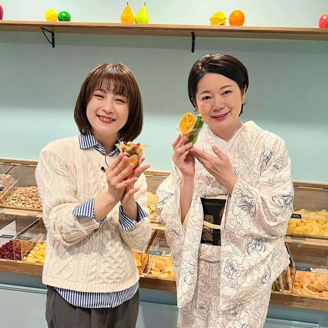 日高優希さんのインスタグラム写真 - (日高優希Instagram)「きょうの中継は月岡温泉にあすオープンの「新潟ドライフルーツ&ベジタブル 恵」からお伝えしました🍊🍐  2014年から1年に1店舗ずつ新たな専門店をオープンさせてきて、今回10店舗目となるそう…！  およそ35種類のドライフルーツ・ベジタブルから好きなものを選んで、660円で詰め放題ができる楽しいかわいい美味しいお店です☺︎  エメラルドグリーンの可愛らしい外観が目印、 月岡に遊びに行った際はぜひ💗  #夕方ワイド新潟一番 #新潟一番  #中継 #月岡温泉 #月岡温泉街 #ミライズ #新潟ドライフルーツ&ベジタブル恵 #恵　#MEGUMI #ドライフルーツ専門店 #TeNY #テレビ新潟 #アナウンサー #日高優希」12月14日 17時17分 - yuki_hidaka_teny