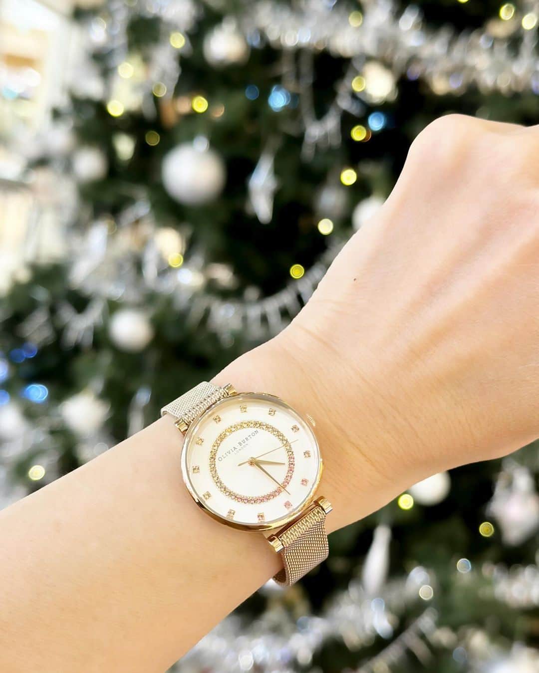 村上麻衣さんのインスタグラム写真 - (村上麻衣Instagram)「ルミネでお見かけしてからお気に入りの時計 💎オリビアバートン💎 @oliviaburtonjapan  のクリスマス限定ギフトセットが届きました🎄🎁✨  32mmのフェイスに敷き詰められた ピンクのクリスタルが、 文字盤を飾り立て、光を受けてきらめきます✨  薄く丸いフェイスにメッシュベルトで、 軽くてつけてて負担もない感じ🌸  ベルトは自分で調整可能なので、 自宅で簡単に、誰にでも合わせることができます。  今ならクリスマス限定で 可愛いブラックとゴールドチェーンのバッグ までついてきました🎄🎁 使えそうなデザインで嬉しい〜☺️  ⌚️2023クリスマス限定ギフトセット ベルグレイブ  カーネーションゴールド 27,500円（税込）  プレゼントにぜひ🩷  #オリビアバートン #oliviaburton  #腕時計  #クリスマスプレゼント」12月14日 17時17分 - maimaisue