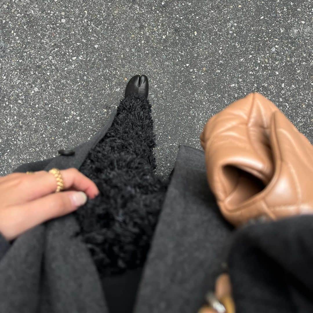 岡田美季さんのインスタグラム写真 - (岡田美季Instagram)「Wool Long Coat/Charcoal🩶 バックデザインのタックもポイントでボリュームのあるシルエットが可愛くて後ろ姿も良い。 モケモケボトムが履きやすすぎて☺︎ #fashion #coordinate #room306contemporary」12月14日 17時32分 - mikiokada0225