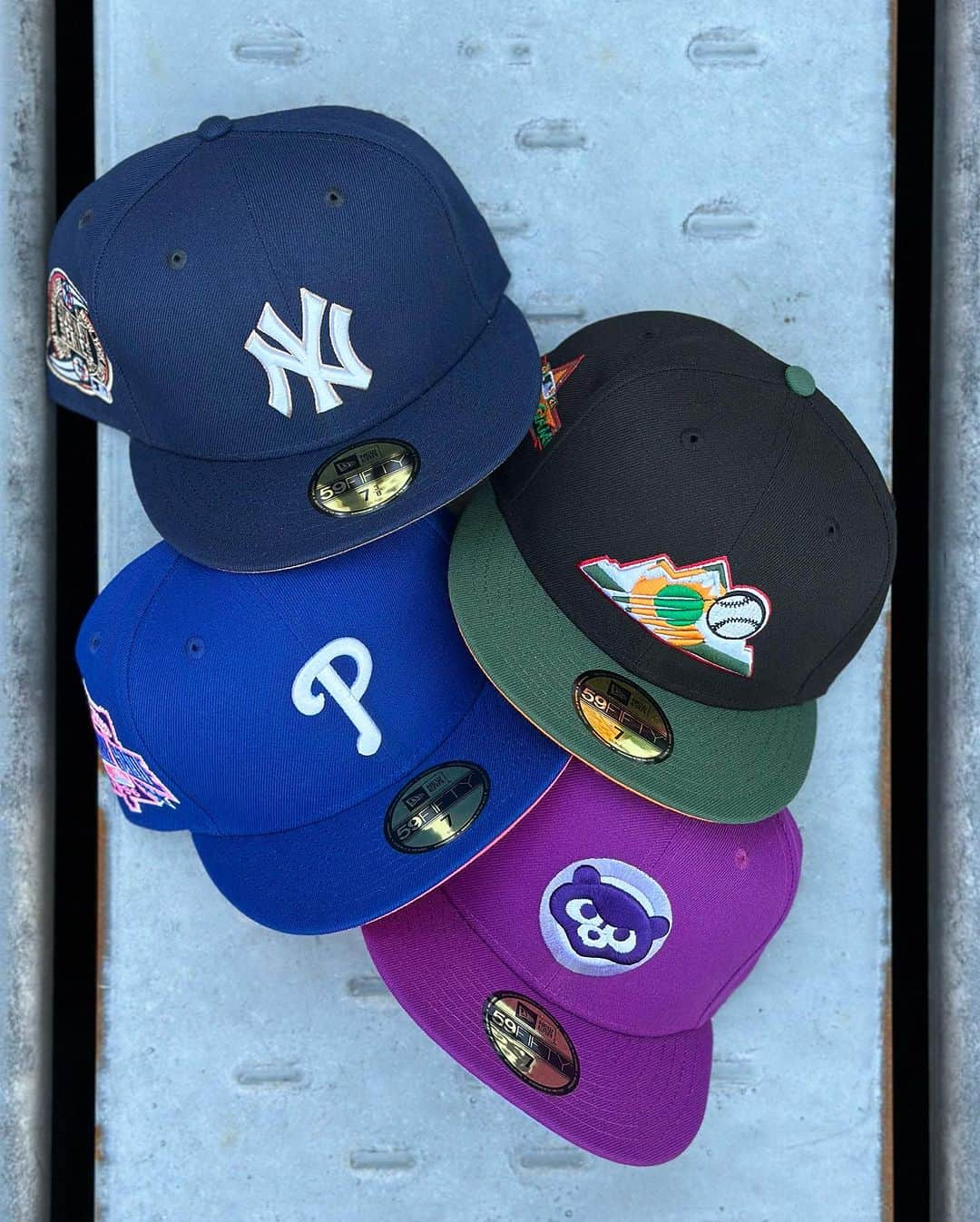 GROW AROUNDさんのインスタグラム写真 - (GROW AROUNDInstagram)「#growaroundnewarrivals   NEW ERA  59 FIFTY FITTED CAP  今週もカスタムカラーが入荷しました！！  今週のモデルには、Ruff ryders Cycle squadのリーダーでありSE BIKE @sebikes  のワールドツアーで来日していたD Blocks @rrdblocks 氏にモデルをして頂きました。  店内には @urbanryders_japan さんが2008-2010の間にNYで撮影した写真が展示してあります。  今週も金曜日15日より 渋谷店、ONLINE 12時  CUBS,PHILLIES,ROCKIESのみ DIVERCITY,横浜VIVRE,AQUA CITY 11時 町田東急TWINS10時より発売開始です。  CHICAGO CUBS 1990 ALLSTAR GAME LAVENDER/SARKLING GRAPE BRIM  PHILADELPHIA PHILLIES 1996 ALLSTAR GAME LIGHT ROYAL/PINK BRIM  COLORADO ROCKIES 2021 WORLD SERIES BLACK MP GREEN/ORANGE BRIM  NEW YORK YANKEES 2000 SUBWAY OCEANSIDE/CAMEL BRIM  D blocks Harlem NY出身、 Ruff ryders初の自転車部隊、Cycle squadのリーダーで集団で道路を占拠しウィリーやトリックを決めながら走る全米で社会現象となったライドアウトカルチャーの仕掛け人。 カリスマ性とテクニックを評価されSE BIKESのプロライダーに抜擢される。 50cent,ASAP Ferg,Nino man,など多数のPVにも出演。  #ruffryders #cyclesquadmaniacs #syclesquad  #sebikes #newera #neweracap」12月14日 17時33分 - growaround