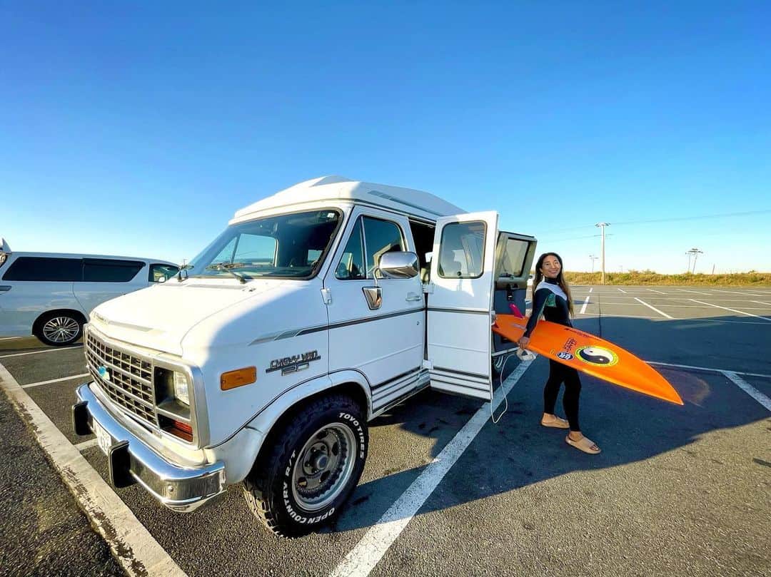 MAIMAIのインスタグラム：「The new American car I bought is cool😎🖤 get a chevrolet chevy van👌🚗  車中泊サーフトリップ用に新しいアメ車を買いました👍 ずっと憧れていたシボレーシェビーバンハイルーフ❤️ めっちゃイケメンで人生初の左ハンドル運転最初きゃーきゃーヤバかった🤣 納車日のYouTube【まいまいですやん】にupしたので是非みてねー🩷🩷  購入したのはジムニーのガラスリッドでもお世話になったオネストさん✨ @honest.hawaii  honestのみなさんからサプライズが沢山あってそのひとつが真ん中のレジンアートテーブル💕😭 🌊のデザインが可愛いくて@maimaidesuyanの刻印いり😍 顔面のシボレーマークも実は波レジン🤫💕💕 まじ色々はんぱない！年越しもシェビーでする予定です💕笑 その様子も是非YouTubeみてください✨ 楽しみたくさーん✨✨」