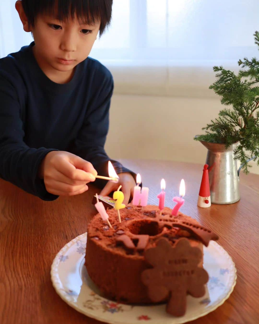 本仮屋リイナさんのインスタグラム写真 - (本仮屋リイナInstagram)「少し早い母のお誕生日祝い🎂♡⁡ 年齢のロウソクを差す代わりに生まれ日にしたら、大谷選手の背番号と同じ17。お母さん、17日生まれでいいなぁ🥺⁡⁡ プレゼントには、ラフィアのバッグを贈りました🎁⁡ ⁡⁡#いつもありがとう🫶⁡ ⁡#happybirthday ⁡ #米粉クッキー #米粉シフォンケーキ ⁡ ⁡#砂糖不使用」12月14日 17時41分 - riina_motokariya