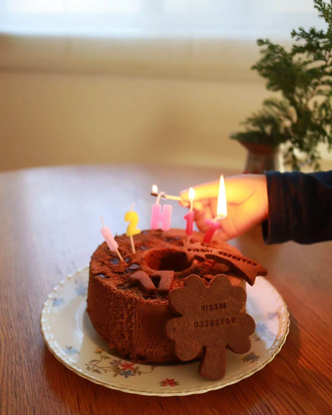 本仮屋リイナのインスタグラム：「少し早い母のお誕生日祝い🎂♡⁡ 年齢のロウソクを差す代わりに生まれ日にしたら、大谷選手の背番号と同じ17。お母さん、17日生まれでいいなぁ🥺⁡⁡ プレゼントには、ラフィアのバッグを贈りました🎁⁡ ⁡⁡#いつもありがとう🫶⁡ ⁡#happybirthday ⁡ #米粉クッキー #米粉シフォンケーキ ⁡ ⁡#砂糖不使用」