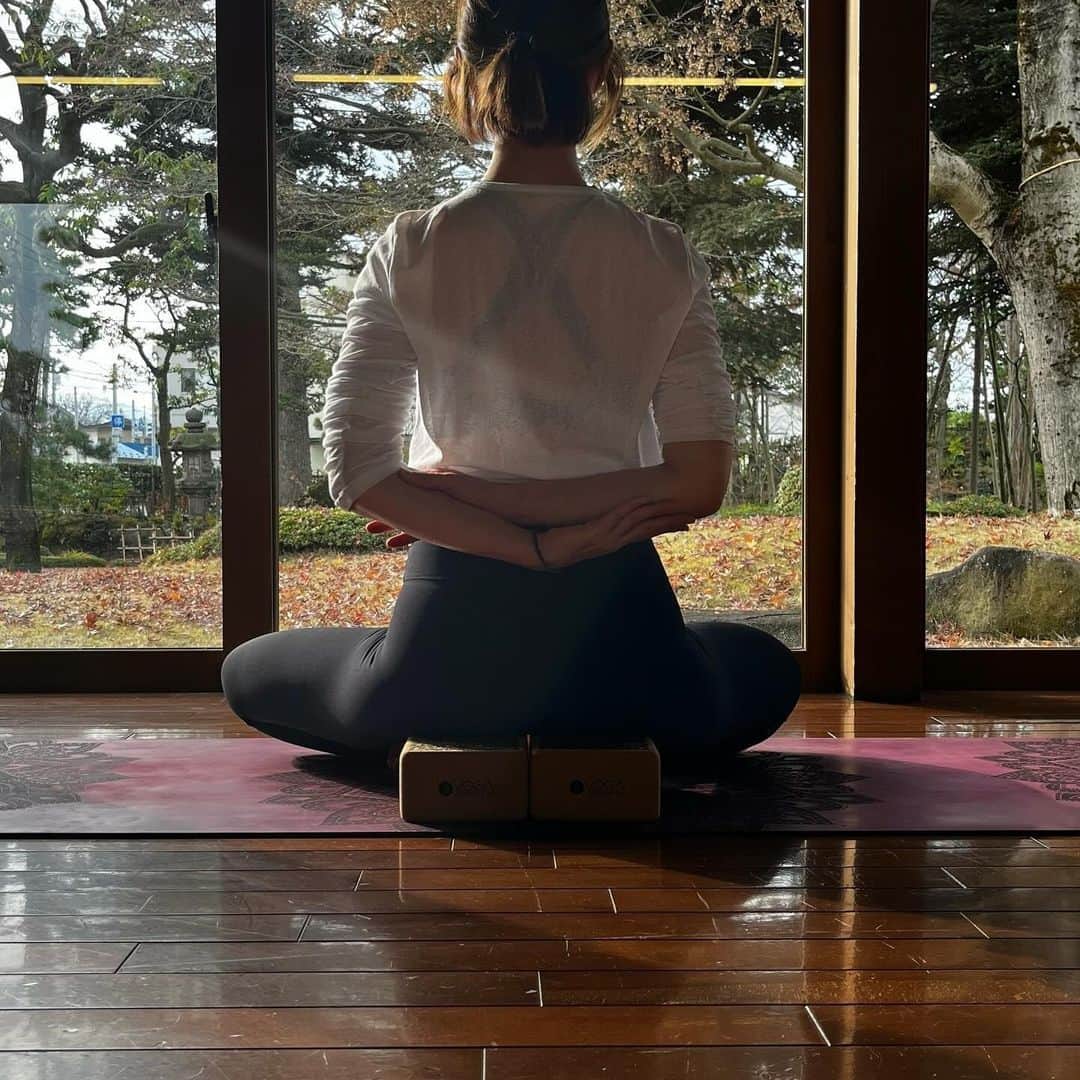 ヨガデザインラボ Yoga Design Labのインスタグラム：「齋藤 やよい様 @yayoi.koko331からいただいたお写真も投稿！  とても美しいです✨✨  ブロック使ったない方やご興味ある方、是非ご覧ください👀 また齋藤 やよい様 @yayoi.koko331 のインスタ覗いてみてくださいな  購入先：Amazon https://x.gd/CVsmk  色:Cork Mandala 材質:エチレン酢酸ビニル (EVA) ブランド:Yoga Design Lab 商品の重量:170 グラム 商品の寸法:23L x 14W x 7.6Th cm」