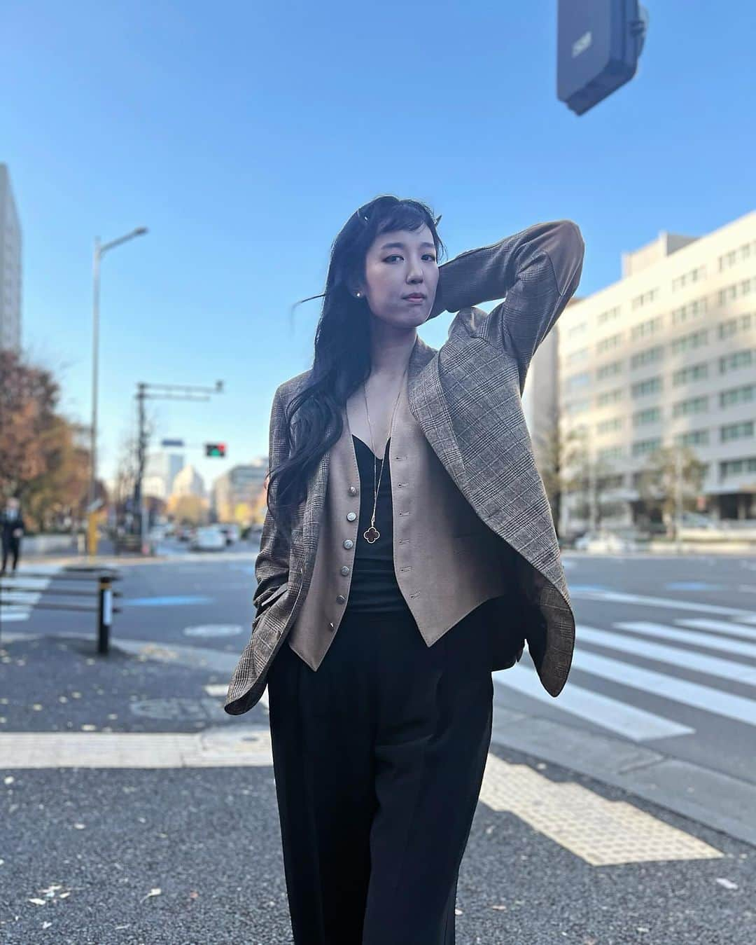 矢野沙織さんのインスタグラム写真 - (矢野沙織Instagram)「I put on my dad's custom-made jacket today.  My dad was a fashionable men. Today was the 13th year since my dad passed away.  父は無駄に洒落こけていた。 普段からなぜかテイラーメイドのジャケットを着てみたりなんでもかんでも「格好の良い物」が好きだった。 そんな父が亡くなってもう13年が経ちます。 だから今日は父のオーダージャケットを着た。 生きていたらどんなお爺ちゃんになっていたんだろうね。 今頃はあの世で子供になって遊んでると思ってる。 バイバイ、またね。   #daddydaughter」12月14日 17時50分 - yanosaori_jazz