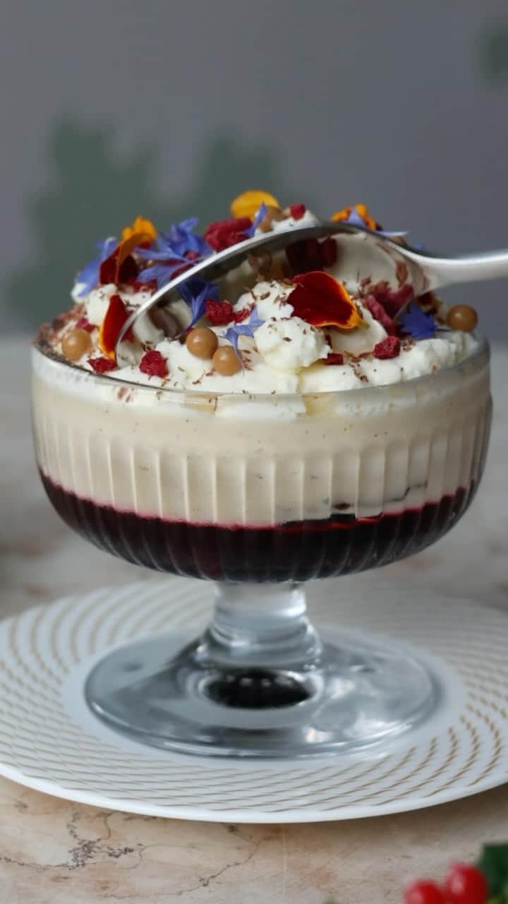 ゴードン・ラムゼイのインスタグラム：「The ultimate trifle made with aged sherry, winter berries and crème Chantilly at @riverrestaurantbygordonramsay !!」
