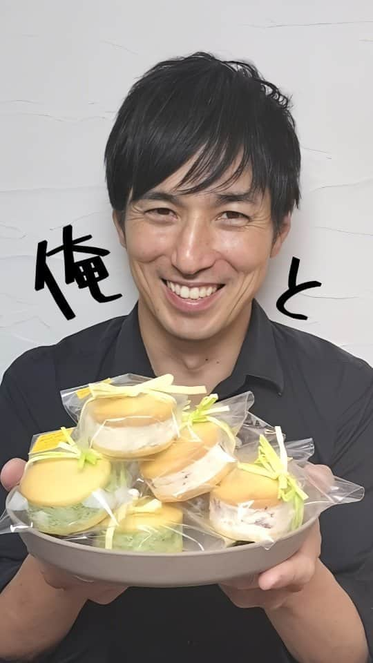 高橋光臣のインスタグラム：「《俺と３種のバターサンド》今回はある方からリクエストを頂いたバターサンドをメープル味、青汁味(ほんのりあまい)、イチゴ味の3種類作りました。そしてかなりいい感じに仕上がったので、お世話になっている仲良しさんにも、お渡ししようとラッピングもしてみました。 #お菓子作り #焼き菓子 #バターサンド #伊藤園 #毎日1杯の青汁 #富澤商店 #ある方とは‥ #仲良しさんとは‥ #高橋光臣 [Me and 3 types of butter sandwiches] This time, I made 3 types of butter sandwiches requested by someone: maple flavor, green juice flavor (slightly sweet), and strawberry flavor.  And since it turned out pretty nice, I decided to wrap it up and give it to a good friend of mine.  #makingsweets #bakedsweets #buttersandwich  #mitsuomitakahashi」