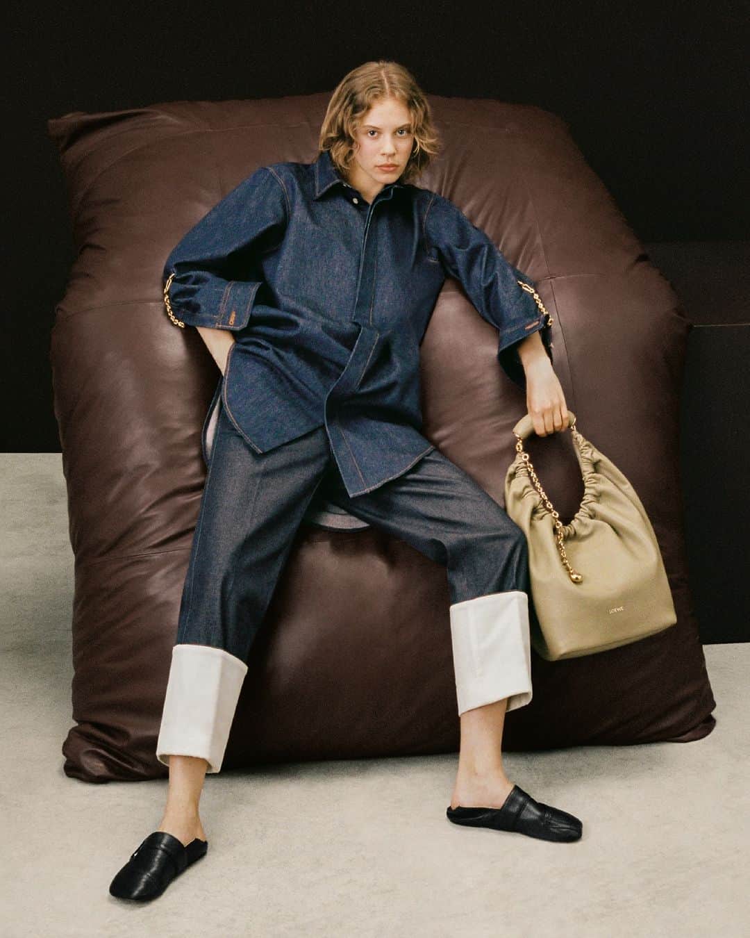 Loeweのインスタグラム：「Spring Summer 2024 women’s precollection with the Squeeze bag.  See the collection on loewe.com   #LOEWE #LOEWEsqueeze」