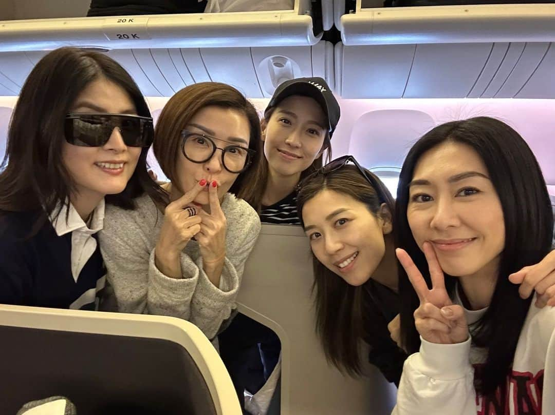 ケリー・チャン（Kelly Chen）さんのインスタグラム写真 - (ケリー・チャン（Kelly Chen）Instagram)「機艙上巧遇胡說八道會成員，咁蹺分別係美國做show ，大家 Good show!」12月14日 17時58分 - kellychenwailam