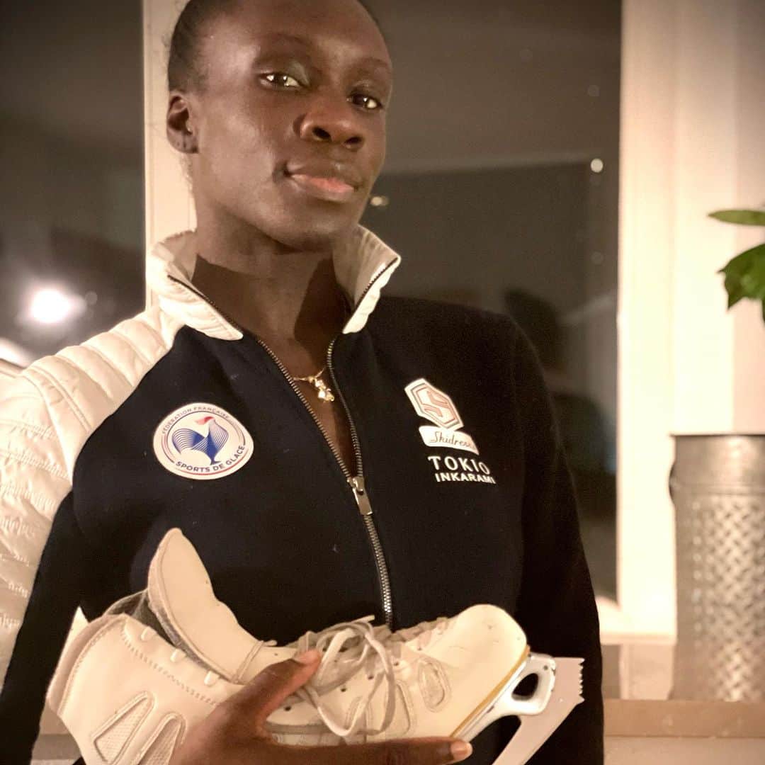 マエ＝ベレニス・メイテのインスタグラム：「Today concludes the ladies’ event at the French National Championship, and I first would like to congratulate all the ladies for their amazing performances today, and to our newly crowned French champion Lorine for breaking the 200 pts mark today 👏🏿  Now ✨UPDATE TIME ✨ After many considerations and in accordance with my team and @ffsportsdeglace , we decided it was best for me to withdraw for this competition and come back to France to follow an intensive rehabilitation program to come back at 100% of my abilities.   To those who voiced their concerns for my withdrawal - I’m so grateful for you, for your love, and genuine care ✨🤍 I’m doing amazing and I’m determined to come back stronger than ever 💪🏿  I’ll keep you updated on my recovery for sure! Thankful for the continuous support my sponsors are always showing me, especially in those moments: @edeaskates @johnwilsonblades @makemehealthy.fr @phycomania_official @aerth_official @chiquesport @crewup_freelances Telma @eonalab @compexfrance   I’ll see you very soon! Much love to you all ✨」