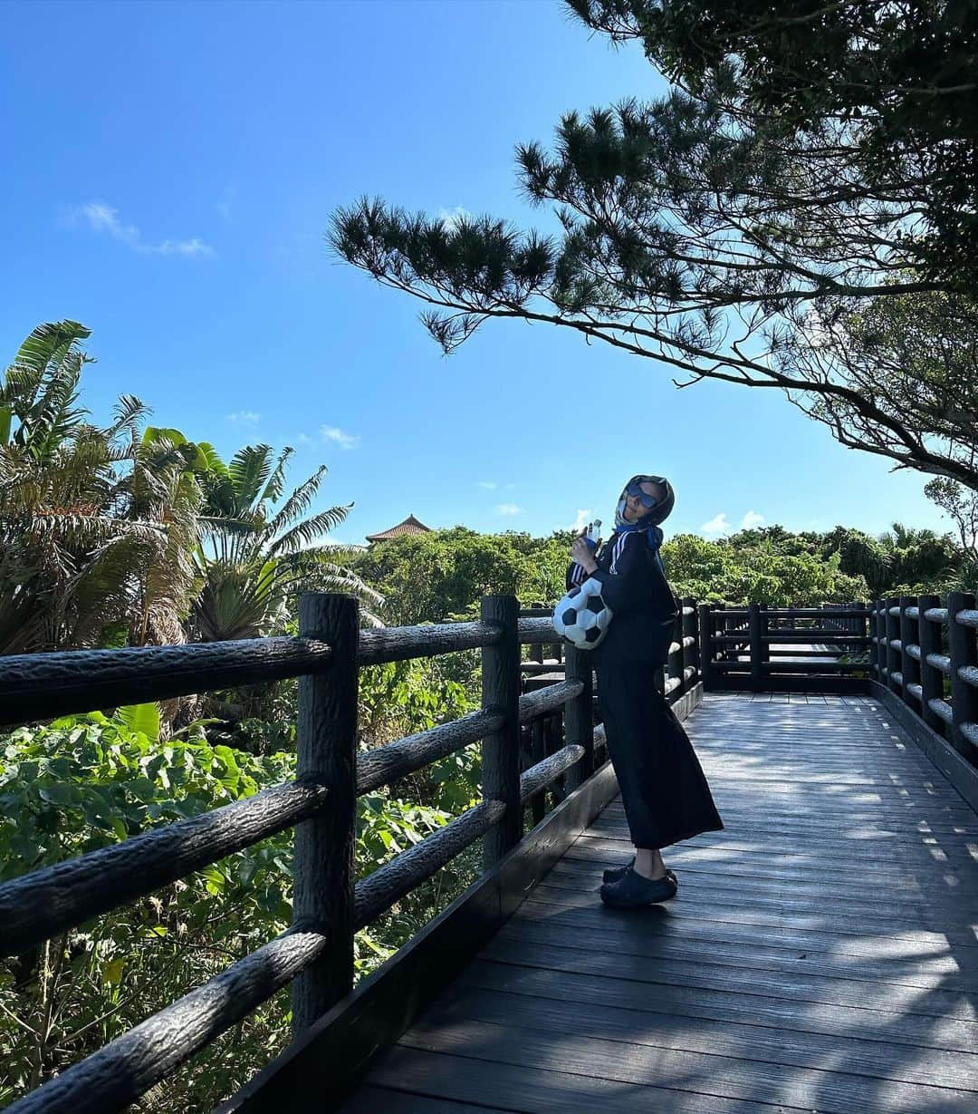 秋元梢さんのインスタグラム写真 - (秋元梢Instagram)「パリ台湾に続き、小春と沖縄本島＆石垣島へ😎✈️☀️ 帰って来て数日経つけど、最高に楽しすぎて夢だったんじゃないかって疑ってる🤣🥹🌺 (目に映る物全てが癒しだった😮‍💨) さて、次はどこに行きましょう？？🤫🤭❤️ (あたしはまたすぐ沖縄です🤣✈️🤏🏻) Thanks Airbnb covering the stay @airbnb 🏨 今回はAirbnbで一軒丸っと借りるスタイル🏨💯 #ギャル旅 #沖縄 #石垣島 #3ヶ国目」12月14日 9時09分 - akimoto_kozue