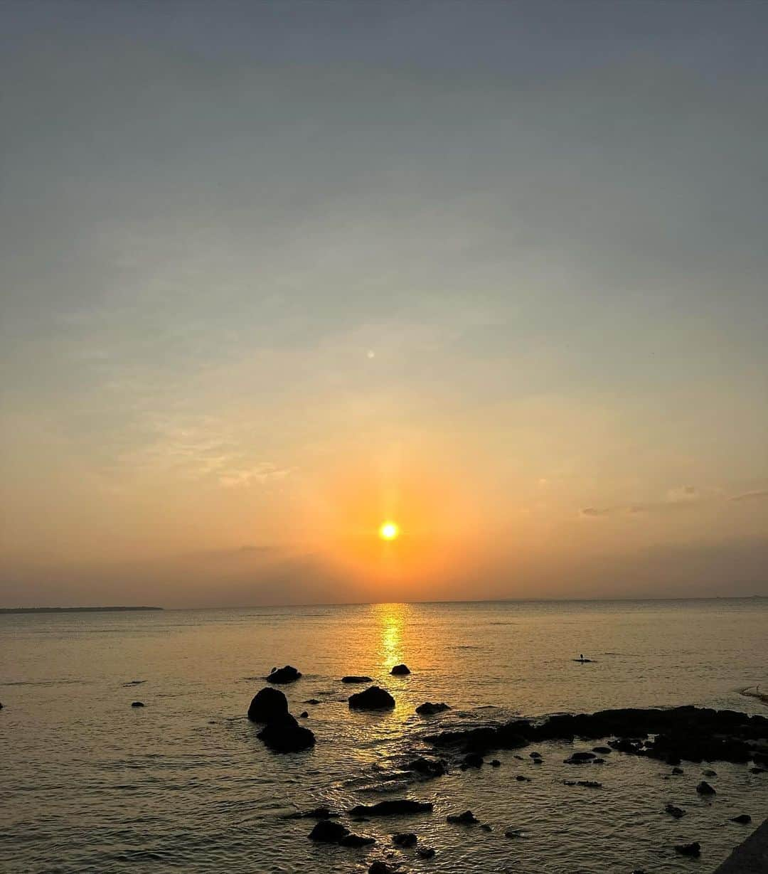 秋元梢さんのインスタグラム写真 - (秋元梢Instagram)「パリ台湾に続き、小春と沖縄本島＆石垣島へ😎✈️☀️ 帰って来て数日経つけど、最高に楽しすぎて夢だったんじゃないかって疑ってる🤣🥹🌺 (目に映る物全てが癒しだった😮‍💨) さて、次はどこに行きましょう？？🤫🤭❤️ (あたしはまたすぐ沖縄です🤣✈️🤏🏻) Thanks Airbnb covering the stay @airbnb 🏨 今回はAirbnbで一軒丸っと借りるスタイル🏨💯 #ギャル旅 #沖縄 #石垣島 #3ヶ国目」12月14日 9時09分 - akimoto_kozue