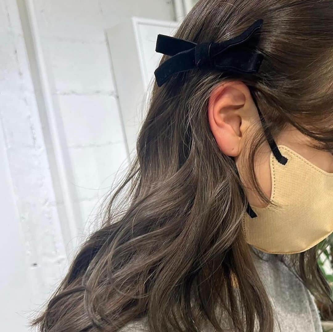 古賀美紀さんのインスタグラム写真 - (古賀美紀Instagram)「【人気NO1！bleach無しでできる色素薄めカラー】 嫌な赤みを消してくれて透明感抜群な  「 #オリーブベージュ ❤︎」  いつも大切な髪の毛を任せて頂いてるお客様✨ 回数を重ねるごとに 透明感たっぷりなオリーブカラーになります♡  現在の明るさより明るくしたい方、地毛からのカラーのお客様はダブルケアカラー  選択お願いします♡  ✨オススメメニュー✨ "人気No.1" ✔️プレミアムケアカラー　¥11400~ 毛髪強化剤♡髪の毛を補強し切れ毛・枝毛を98.6%防ぎます！ →髪の毛に凄く良いので、髪の毛を綺麗に持続させたい方オススメです！  "前処理剤オプションメニュー" 毛髪は、約80%のタンパク質（PPT）と 約5%の脂質（CMC）約12%の水分で構成されています。  前処理剤のPPTとCMCを＋する事で カラーの仕上がりとカラーの持続性をUPします♡！  ✔️CMC ¥1500 ブリーチ、ヘアカラーの薬剤を均一に浸透させる。 ダメージ補修と保湿をし髪表面をツヤやかに 指通りをよくする。 →髪の硬さ、パサつき、ゴワつきは cmcが失われてるのでオススメです♡！  ✔️PPT ¥1500 ダメージを補修し、ダメージで失った髪の タンパク質部分を補修し、弾力を与えてくれます。 ヘアカラーの再現性と持ちを高める。 →ダメージや色落ちが気になる方オススメ 【プレミアムケアカラーとの同時施術でさらに効果UP！】  ✔️CMC＋PPT ¥3000 更にクオリティを高めたい方オススメです♡  ※前処理を希望の方は、予約時にどの前処理をしたいか LINEしてください♡」12月14日 9時33分 - koga_miki__