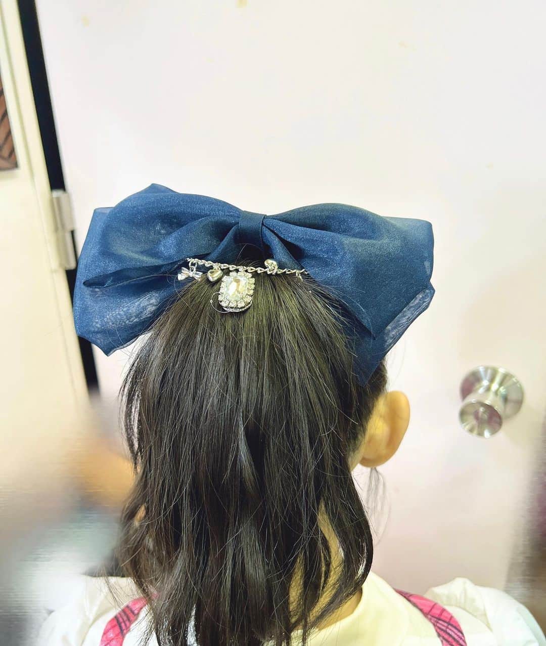 黒須遥香のインスタグラム：「💎🫧🪞💍✨  .  可愛すぎる髪飾り🎀  後ろもキラキラしてるんです🥺✨  .  #髪飾り #ポニーテール #オサレカンパニー #リボン #アイドル衣装」