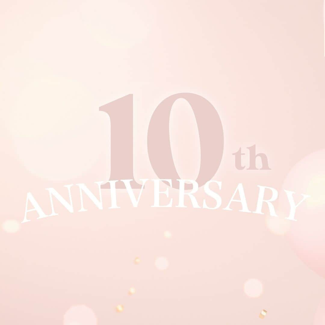 & chouetteさんのインスタグラム写真 - (& chouetteInstagram)「. アンドシュエット 10th Anniversary🥳 ... このたび、& chouetteは 12/20に10周年を迎えます🌟  10周年を記念して、 ブランドカラーをピンクベージュに一新。  10周年を記念したスペシャルアイテムは、 人気のモノグラムシリーズの新ブランドカラーにちなんだ新色や 10色トートなどが登場🌟 ... さらに公式オンラインショップ&店頭ではスペシャルなキャンペーンも実施中🌟  〈campaign 1〉 12/25(月)までの期間中、 最大20％OFFのクーポンが当たるチャンス！ ※公式オンラインショップ特設サイトより抽選内容をご覧いただけます。 店舗と施策内容が異なりますので、予めご了承ください。  〈campaign 2〉 モノグラムフェア開催中！ 12/11(月)～12/20(水)までの期間中、 モノグラムデザインシリーズが10％OFF！  & chouetteの人気シリーズモノグラムデザインは、 ブランドロゴを総柄でデザインした トレンド感溢れるアイテム。 特別な日のお出かけバッグにもオススメ♪  ...  #andchouette #アンドシュエット」12月14日 9時30分 - and.chouette