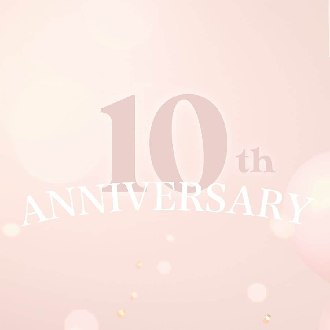 & chouetteのインスタグラム：「. アンドシュエット 10th Anniversary🥳 ... このたび、& chouetteは 12/20に10周年を迎えます🌟  10周年を記念して、 ブランドカラーをピンクベージュに一新。  10周年を記念したスペシャルアイテムは、 人気のモノグラムシリーズの新ブランドカラーにちなんだ新色や 10色トートなどが登場🌟 ... さらに公式オンラインショップ&店頭ではスペシャルなキャンペーンも実施中🌟  〈campaign 1〉 12/25(月)までの期間中、 最大20％OFFのクーポンが当たるチャンス！ ※公式オンラインショップ特設サイトより抽選内容をご覧いただけます。 店舗と施策内容が異なりますので、予めご了承ください。  〈campaign 2〉 モノグラムフェア開催中！ 12/11(月)～12/20(水)までの期間中、 モノグラムデザインシリーズが10％OFF！  & chouetteの人気シリーズモノグラムデザインは、 ブランドロゴを総柄でデザインした トレンド感溢れるアイテム。 特別な日のお出かけバッグにもオススメ♪  ...  #andchouette #アンドシュエット」