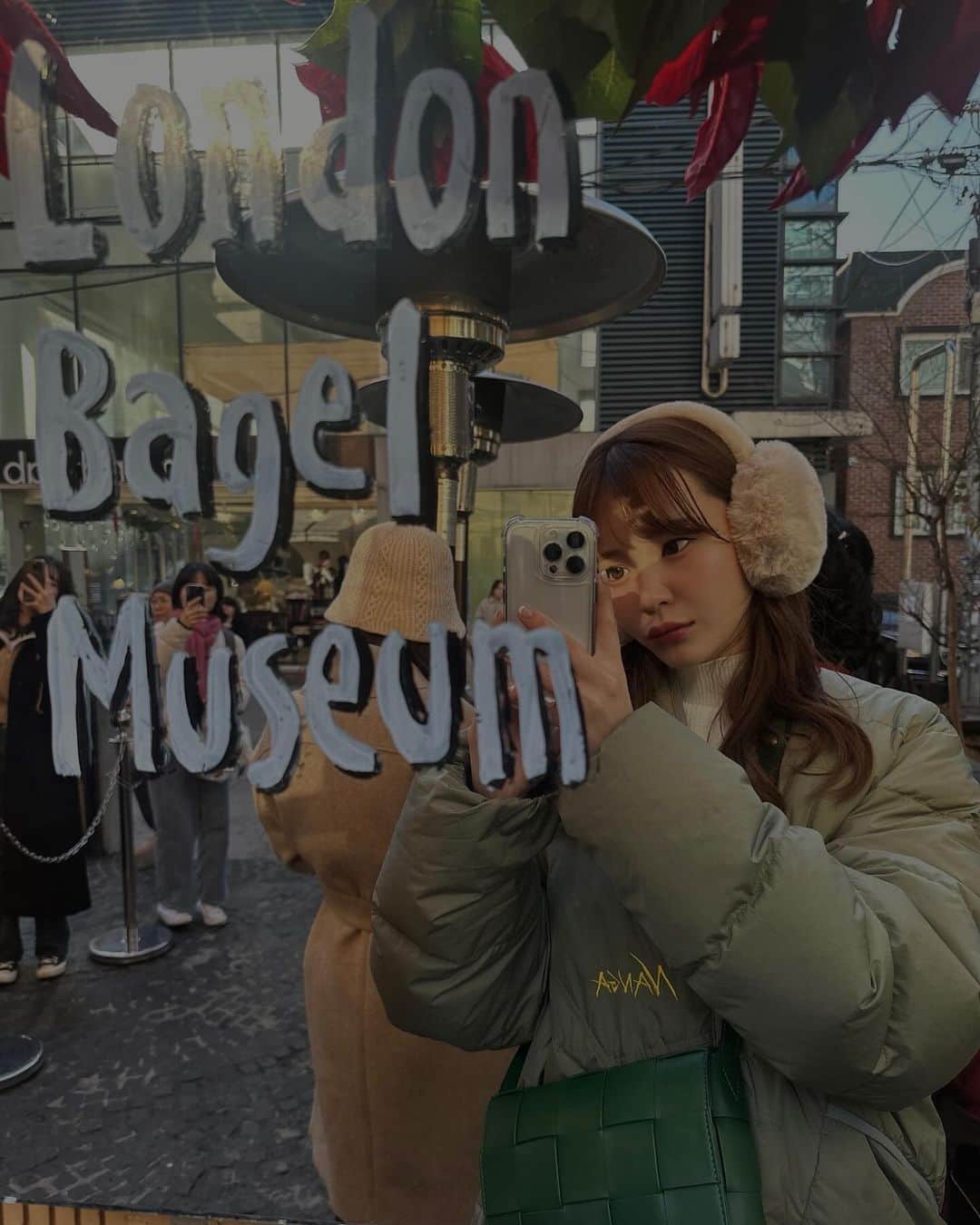 北出ゆいのインスタグラム：「💚❤️💚❤️💚❤️ . . 2ヶ月ぶり韓国🇰🇷 寒いけど12月もイイネ🎅 . #londonbagelmuseum 大行列やけどめげずに待ってみた🥯🥯 ベーグルオイシイ‼︎‼︎ . #korea#韓国カフェ」