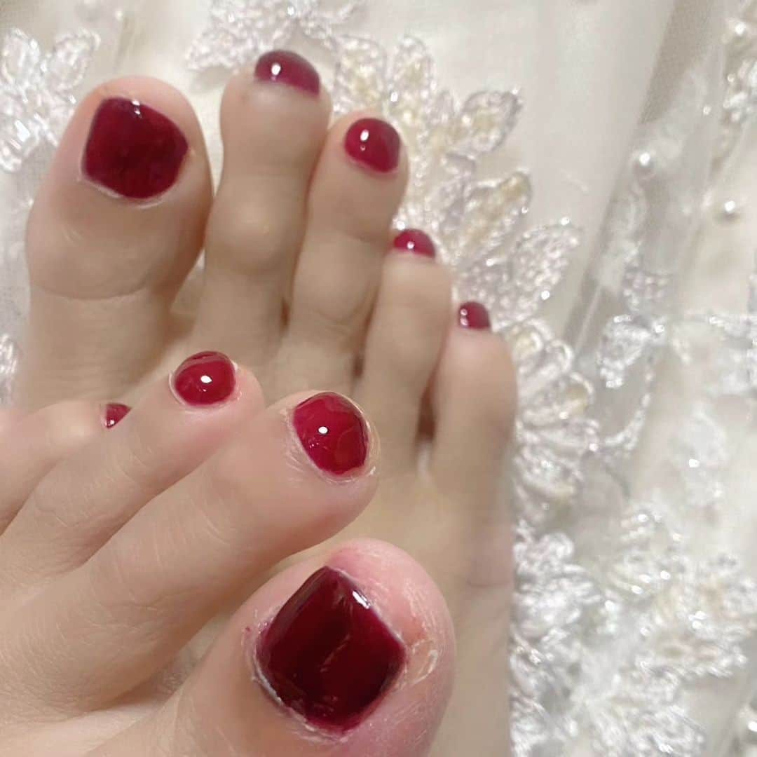 愛華みれさんのインスタグラム写真 - (愛華みれInstagram)「#ネイル  #sadayoネイル   #ピンクミラー  お気に入り💅  ペディキュアは、、  クリスマスに合わせて  ❣️真紅色  ネイルを整えてもらうだけで  元気になる❗  身体も　整え❗頑張ります」12月14日 9時38分 - mireaika