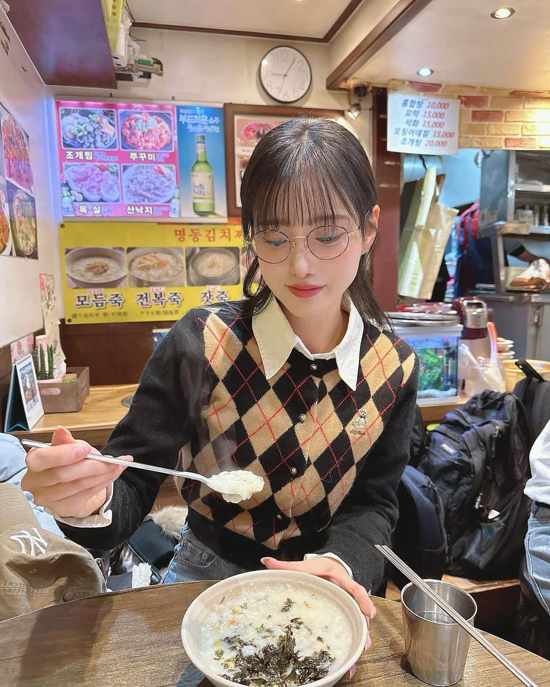 引地裕美さんのインスタグラム写真 - (引地裕美Instagram)「だいすきたちと韓国来てるよ👼🏻✈️🇰🇷💚  前に韓国来た時に連れてってもらったお粥屋さん🥣 美味しくて今回もみんなを道連れにして来てしまった💖  他にも美味しいものたーくさん食べてる🫶🏻 お買い物もしまくりで荷物パンパン🛍️  #韓国旅行 #渡韓 #韓国グルメ #明洞 #myongdong #トンデムン #東大門  #UMine #japan #japanesegirl #일본 #오오티디 #얼스타그램 #패션스타그램 #데일리코디 #패션 #时装 #셀카 #데일리룩 #每日穿搭」12月14日 9時43分 - yuumihikichi