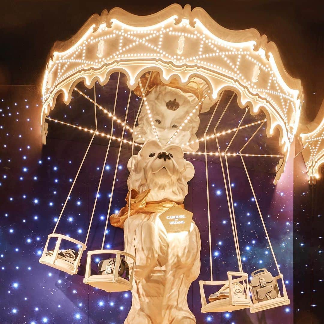 Saks Fifth Avenueさんのインスタグラム写真 - (Saks Fifth AvenueInstagram)「Prepare to be spellbound: Dior’s Carousel of Dreams at Saks brings magic to our NYC Flagship. Explore the windows in person, from now until January 5. Tap or head to the link in bio to shop Dior at saks.com for a limited time. Presented by @mastercard. #SaksxDior #Saks」12月14日 9時54分 - saks