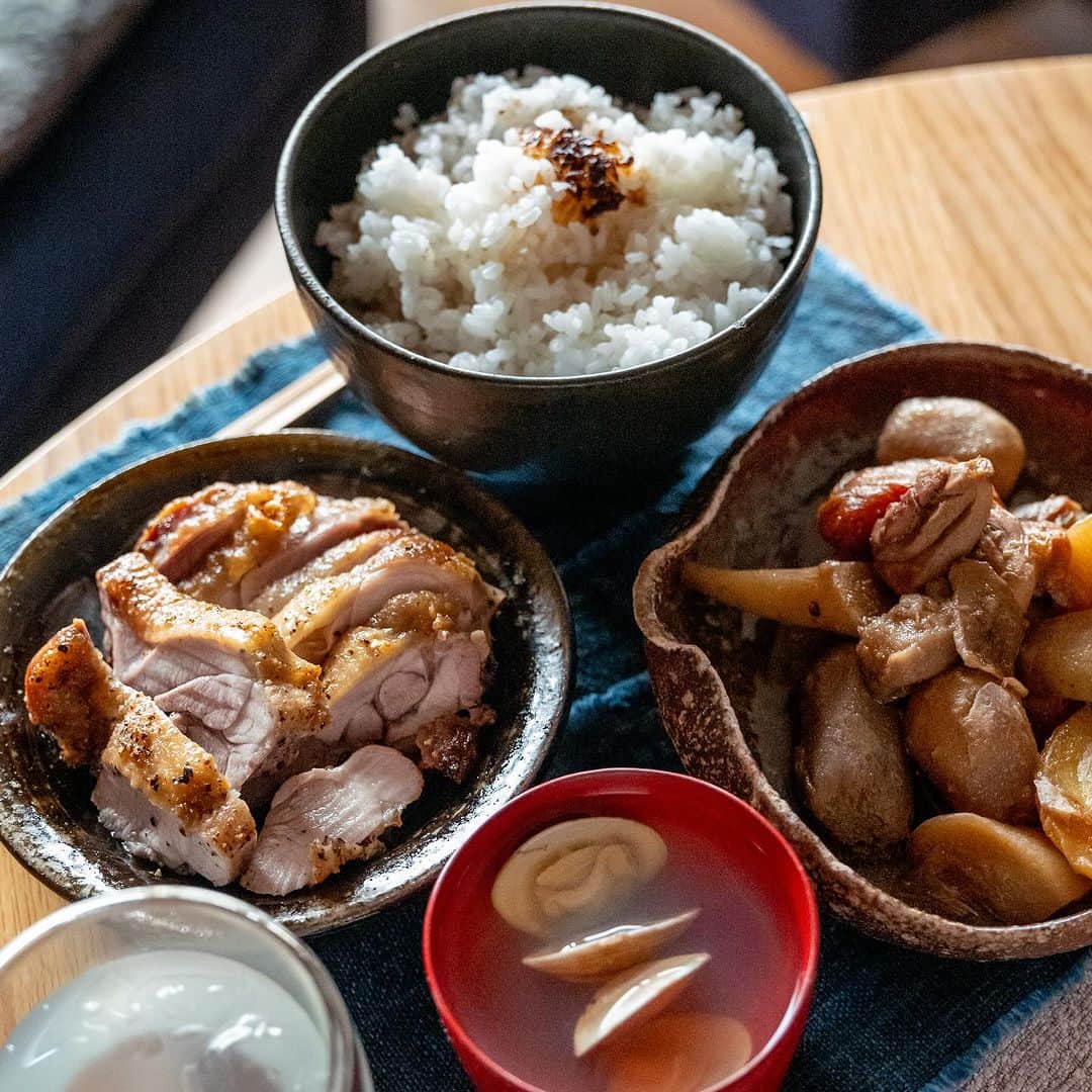 武井義明のインスタグラム：「Today’s breakfast.  鶏もも焼き、里芋と根菜の煮物。ごはんはちょっと焦がした。」