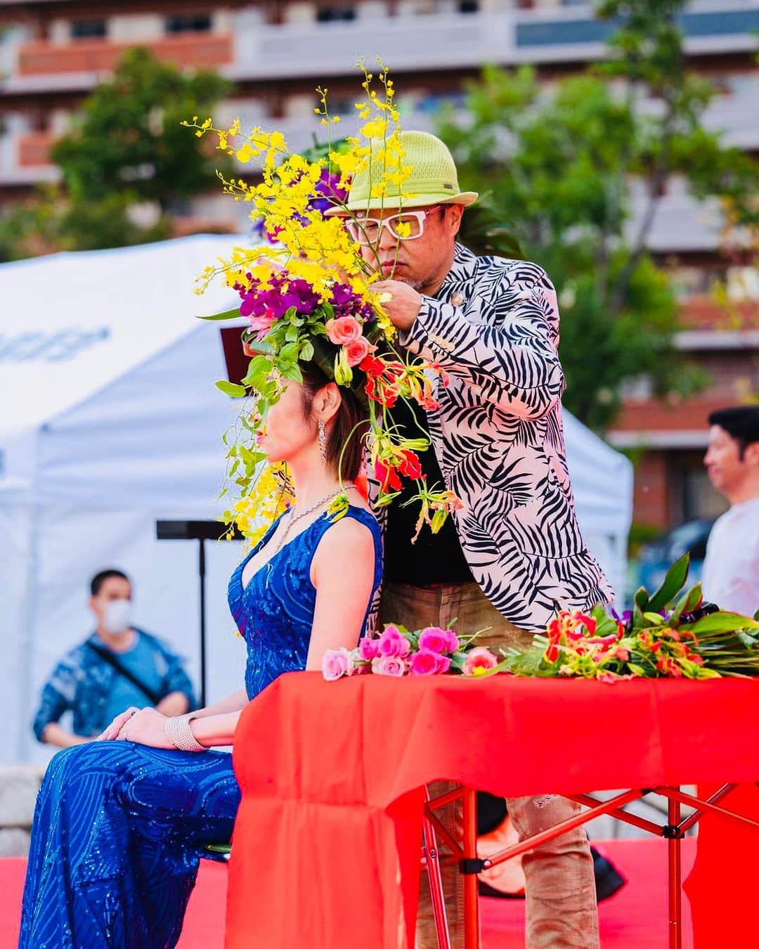 宮内 孝之 花飾人 花の妖精さんのインスタグラム写真 - (宮内 孝之 花飾人 花の妖精Instagram)「艶花 日本古来の髪飾り→新しい時代 花は幸せの始まり みんなが笑顔に　楽しくワクワク 先日博多でのライブショーの写真カメラマンから来ました😊 有難う御座います。  #TakayukiMiyauchi  #宮内孝幸 #宮内孝之 #フラワーアーティスト  #日本文化　 #ヘアーフラワー　 #髪飾り　 #生花　 #華道家　 #艶花　 #いけばな  #Japan  #フラワーライブショー　 #SDGS  #花の力 #LosAngeles   ▼公式サイト  www.takayukimiyauchi.com  #THEGOODFLOWERJAPAN #花空間装飾 #flower  #flowers」12月14日 10時00分 - miyauchi_takayuki_flowers