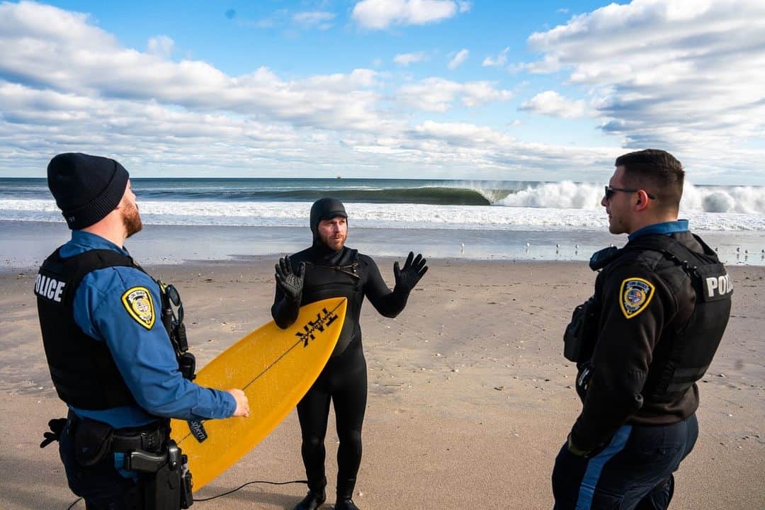 surflineのインスタグラム：「What is happening in New Jersey?  (Wrong answers only.)   Click the link in bio to see why @mvgleason had a run in with the Long Branch PD.  📸 @connor_halpin」