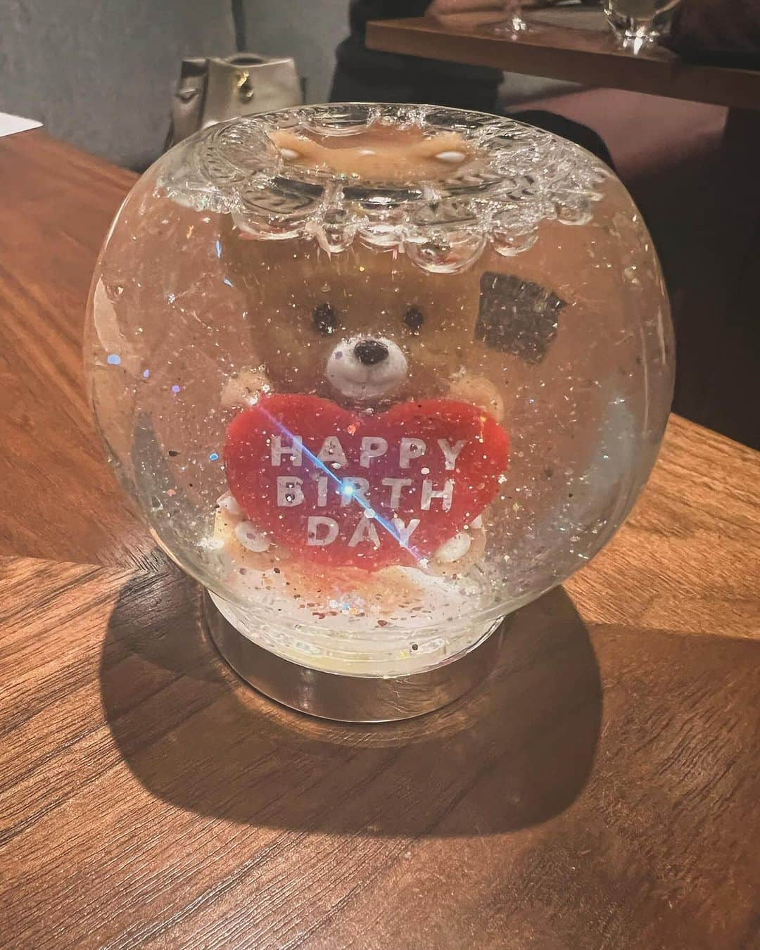 naoさんのインスタグラム写真 - (naoInstagram)「無事13日誕生日を迎えることができました。  たくさんメッセージをありがとうございます♪ このタイミングでメッセージいただけることもとても嬉しく、丁寧にまた返信させていただきます。  なんと、43歳。。毎年肉体と精神の年齢の乖離に驚いていたのですが、今年は温かく家族に見守られ、その差異が少しずつ埋まってきているようにも感じております。  前日は手作りカップケーキでお祝い。  当日は虎峰系列の最近ミシュラン獲得の創作中華seriesにて。 小さなポーションで26品いただくスタイル。ペアリングで各料理に合ったお酒をチョイス。泡、ワイン、紹興酒、日本酒、カクテルと。  @maayatakaoka と良い時間が過ごせました。  そうしたら、サプライズプレゼントに手作りスノードームが！  妻が私の活動20周年でI WiSHのスノードームにちなんで制作してくれました。（驚いた写真もアップしておきます） 嬉しかったなぁ。  そして、最近オープンした麻布台ヒルズのTHE lovers loungeで一杯🥃  とても良い時間を過ごせました。ありがとうございます。  今年一年は持病の二日酔いとの対峙にいよいよ決着をつけるべく、（笑）大人としての節度ある嗜みを心掛け、 心身ともに健康に、仕事もプライベートも邁進していければと思います。  引き続きよろしくお願いいたします😌」12月14日 10時34分 - naohirosugawara