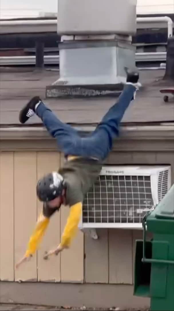 Hall Of Meatのインスタグラム：「Unless you’re Santa Claus, getting frisky on the rooftop can be risky. 🎅  Vid from @joeyskatestoomuch」