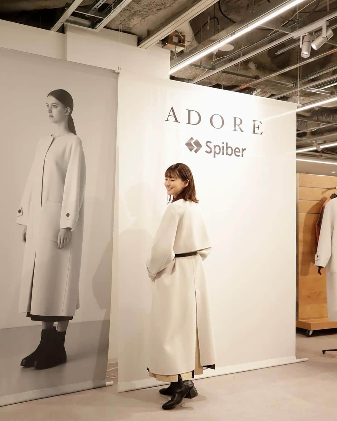 森口瑤子のインスタグラム：「. . 先日 ADORE  @adore_jp さんの 展示会にお邪魔いたしました！ 写真は※Brewed Protein繊維で作られたノーカラーコート。 とても軽く暖かかったです。 ※(植物由来のバイオマスを原材料に微生物による発酵プロセスを使用して作られた繊維) . #ADORE #spiber」